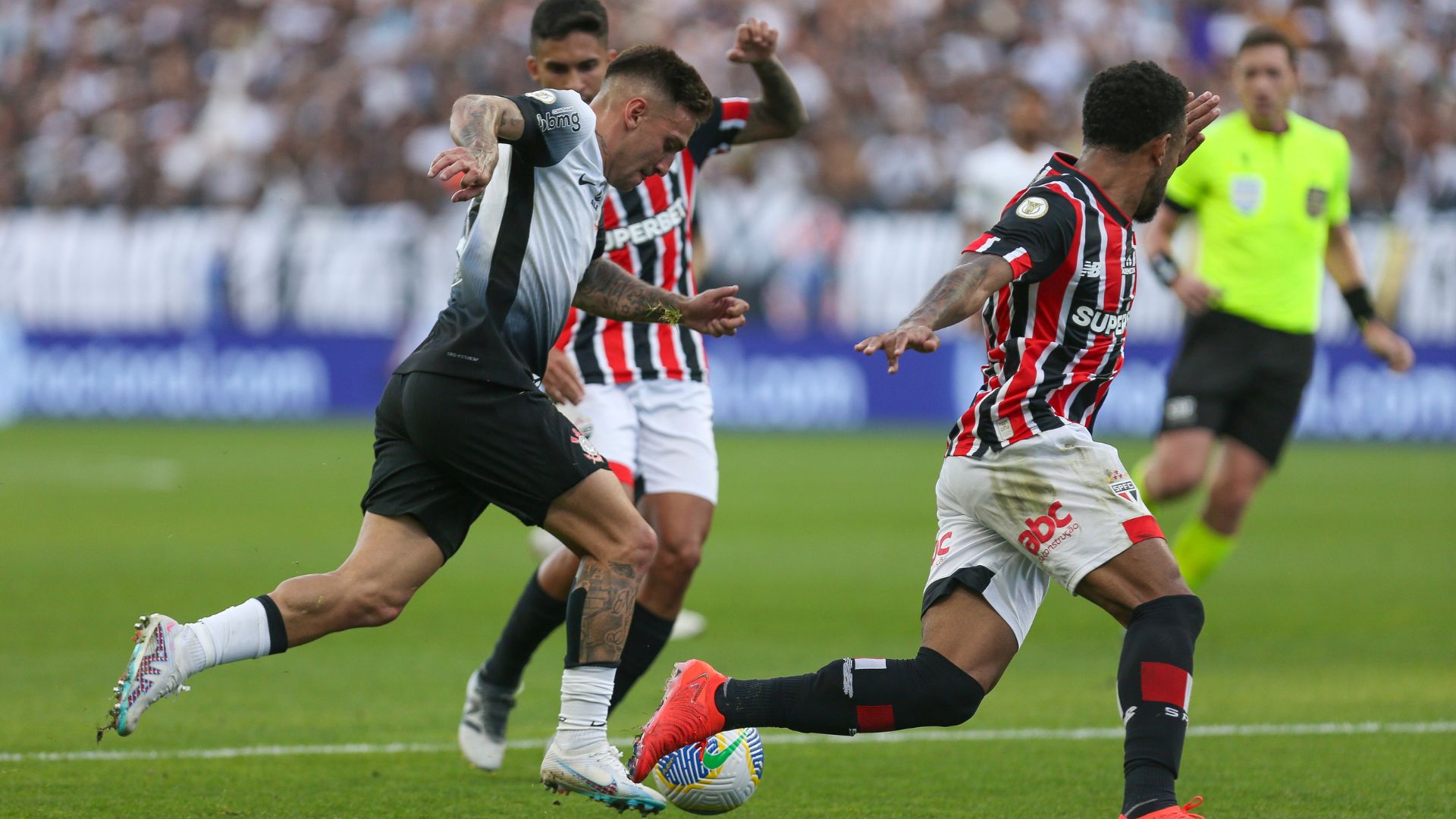 Grande jogo entre Corinthians e São Paulo no Brasileirão