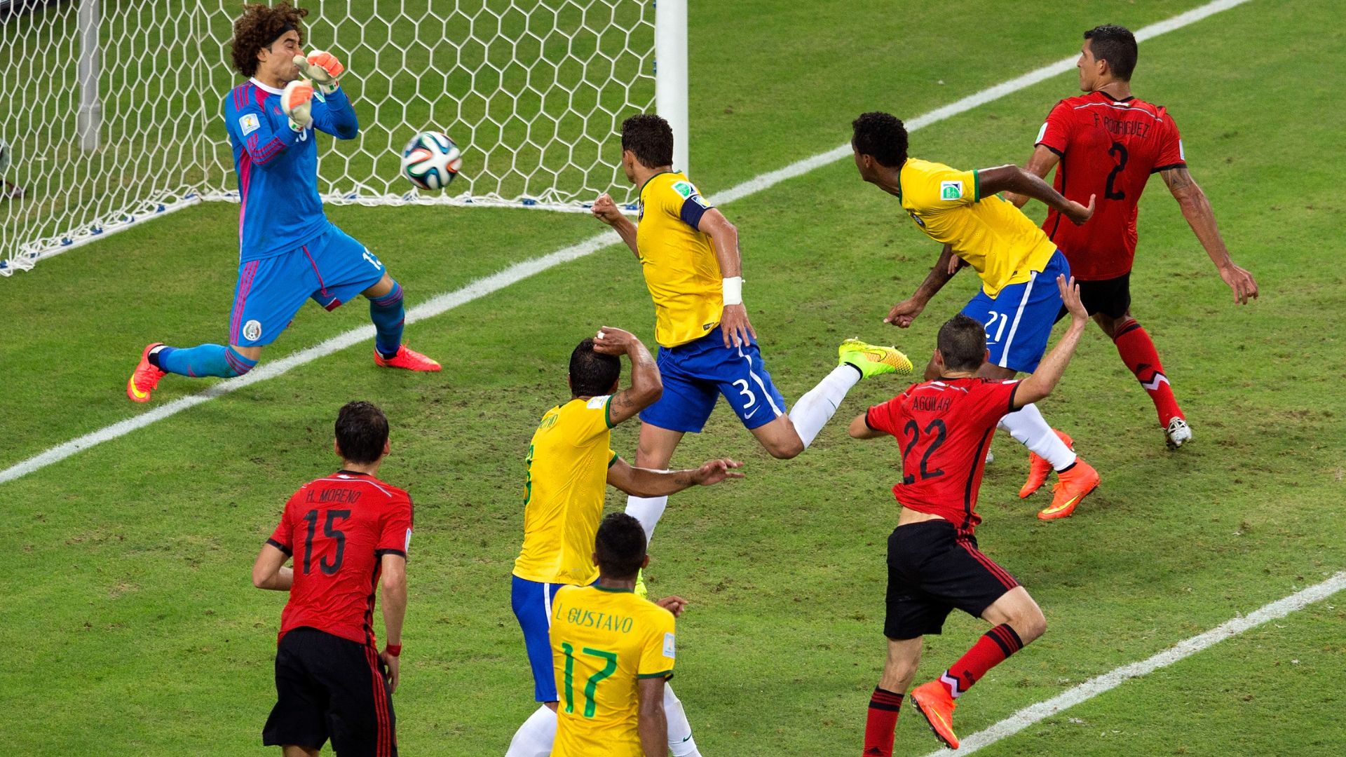 Ochoa em ação contra o Brasil na Copa do Mundo