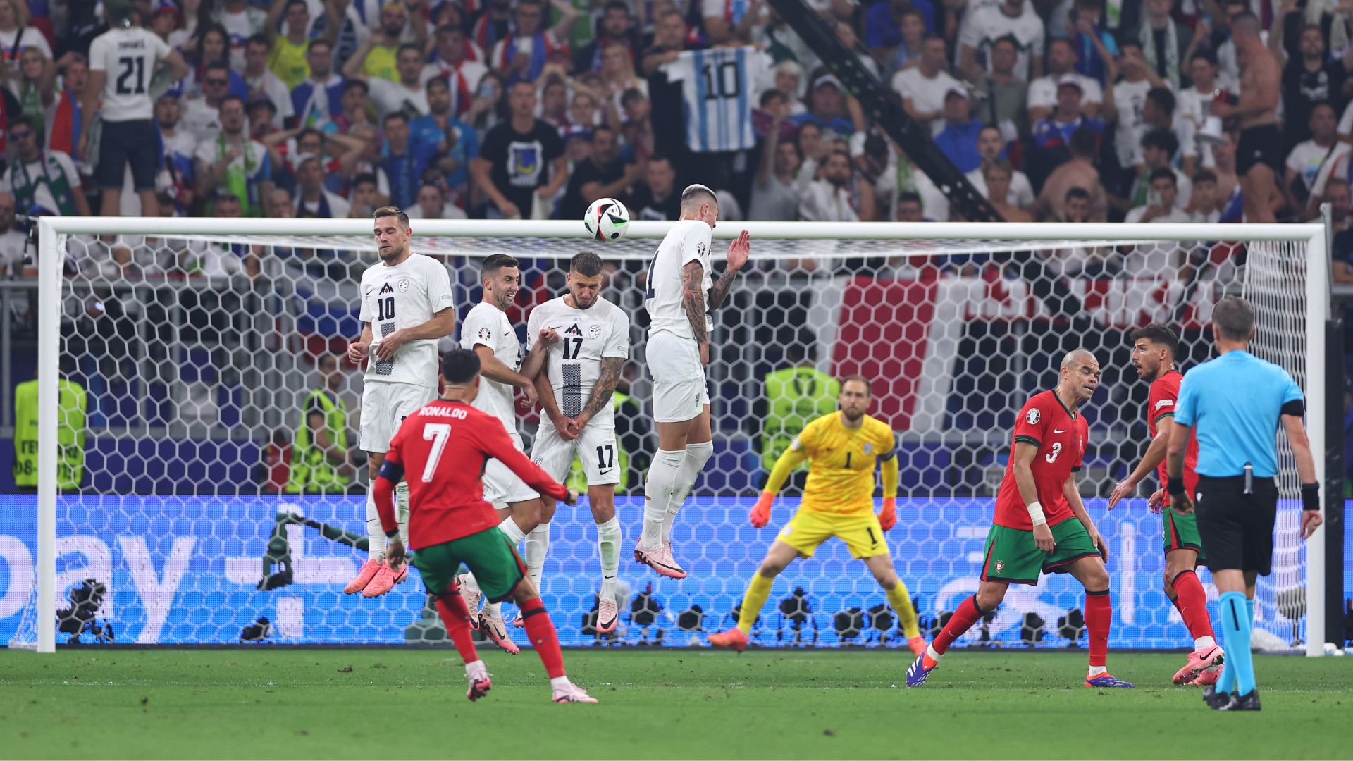 Cristiano Ronaldo cobrando falta contra a Eslovênia (Crédito: Getty Images)