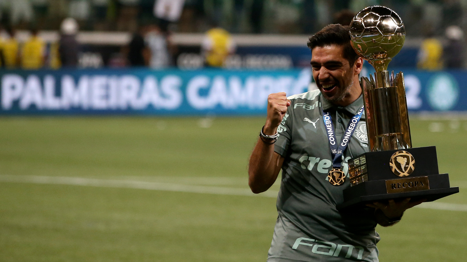 Abel Ferreira segurando mais um troféu pelo Palmeiras