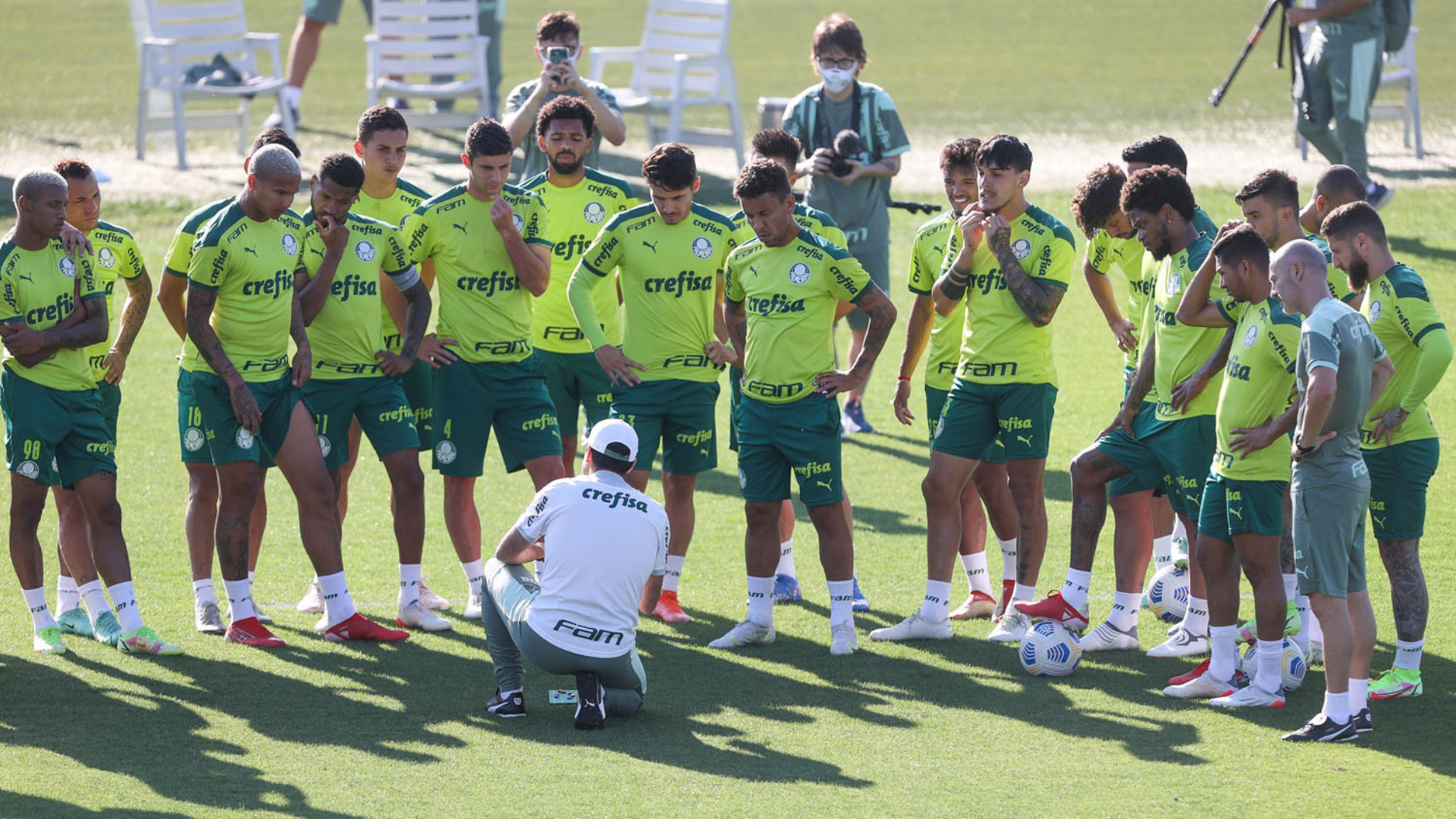 Abel Ferreira com os jogadores do Palmeiras no treino antes do Mundial