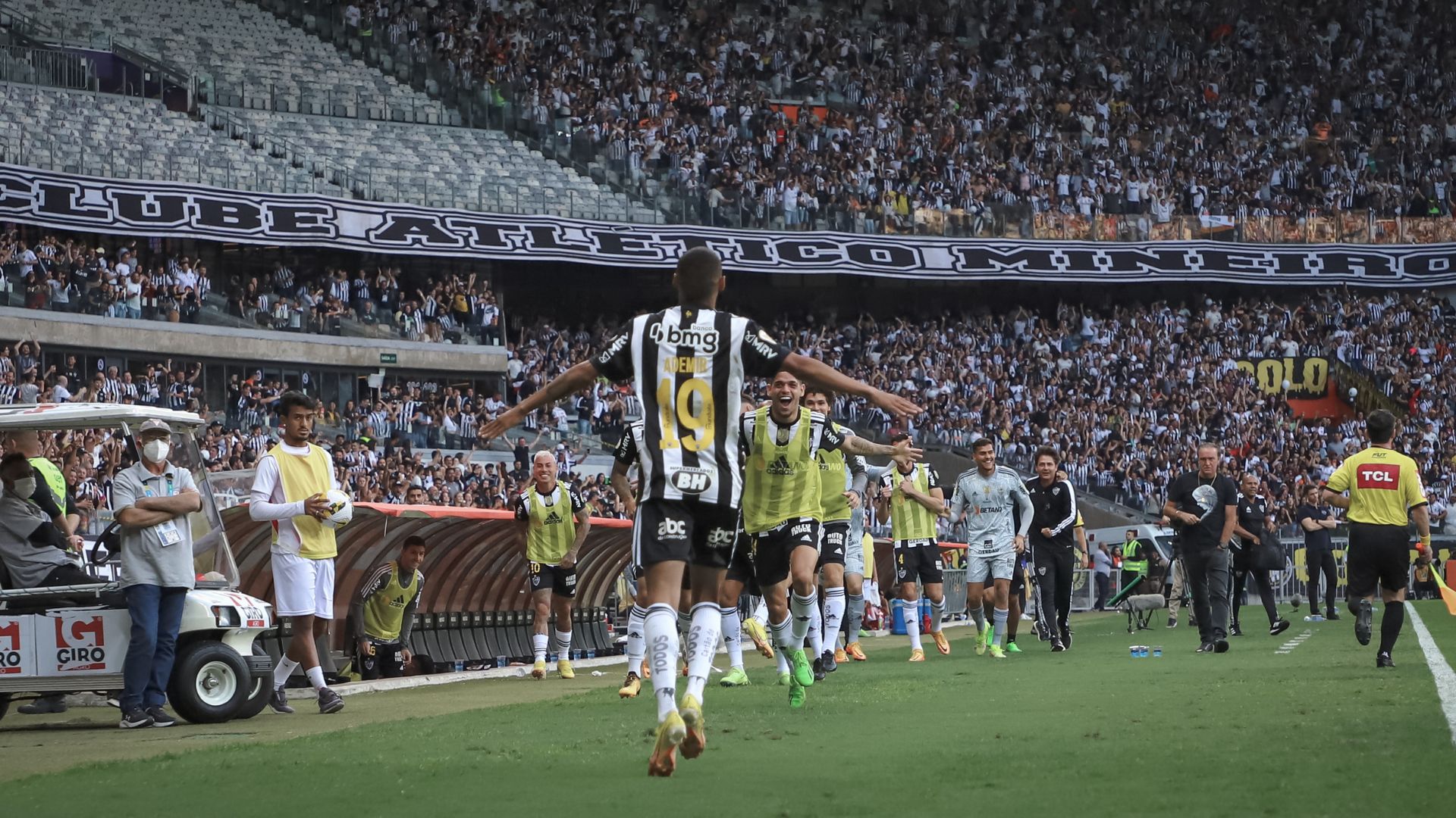 Ademir comemora gol pelo Atlético-MG