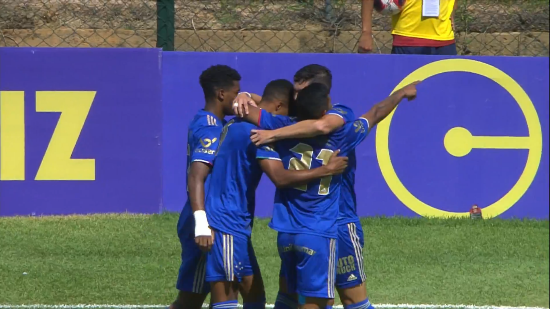 Jogadores do Cruzeiro comemoram o gol de Ageu, que abriu o placar