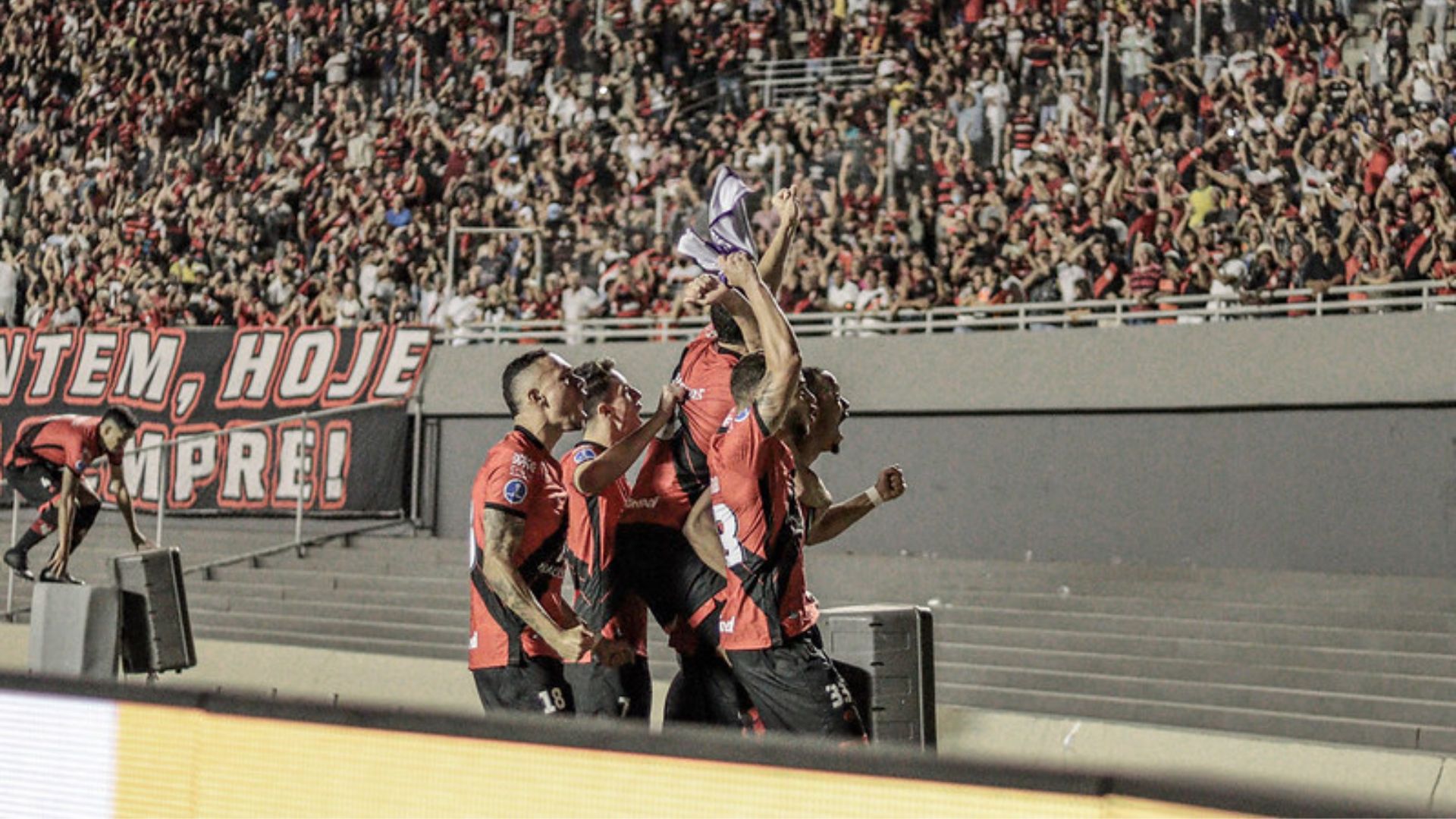 Airton comemorando o gol na Sul-Americana pelo Atlético-GO