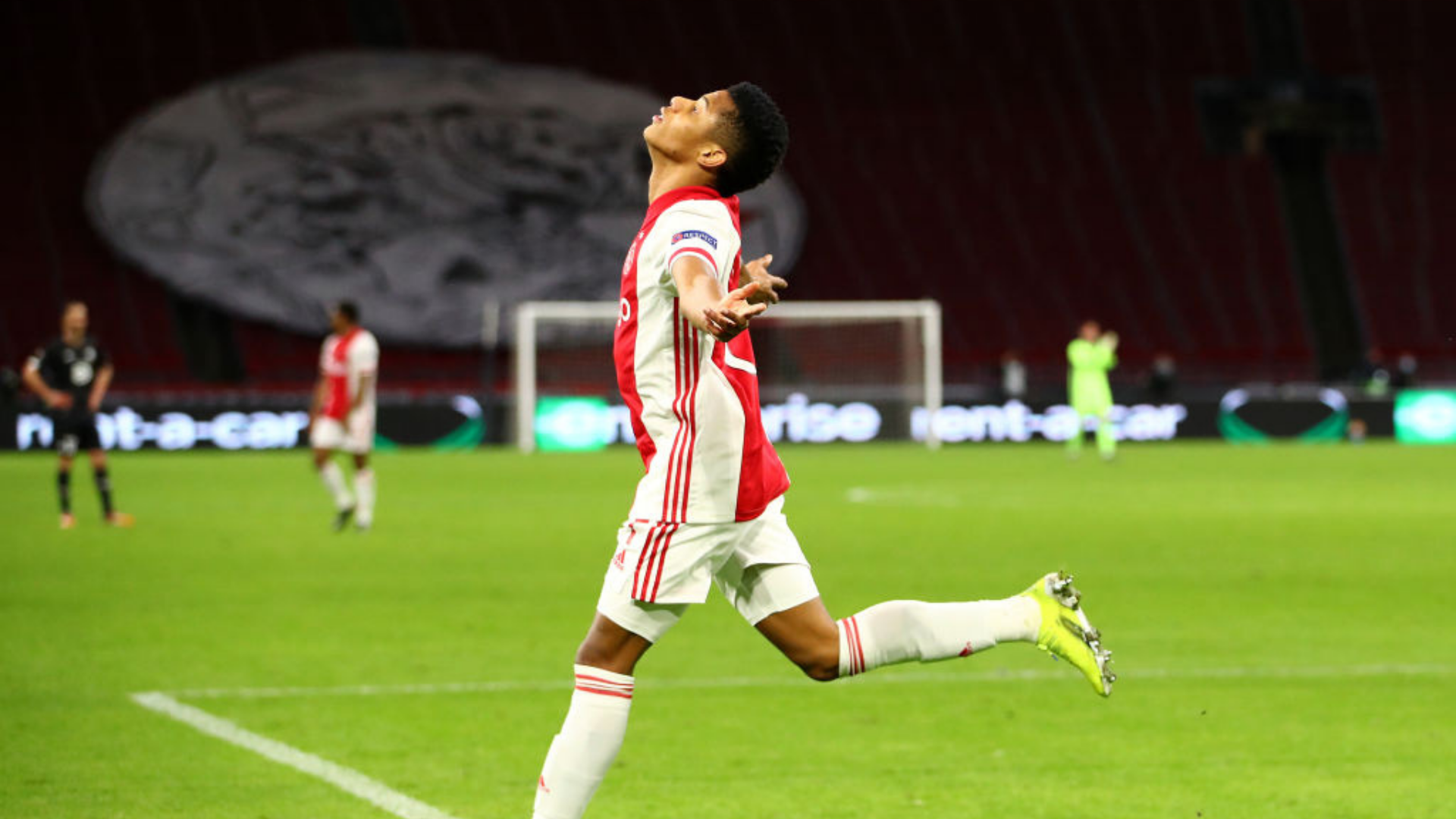 David Neres comemorando pelo Ajax