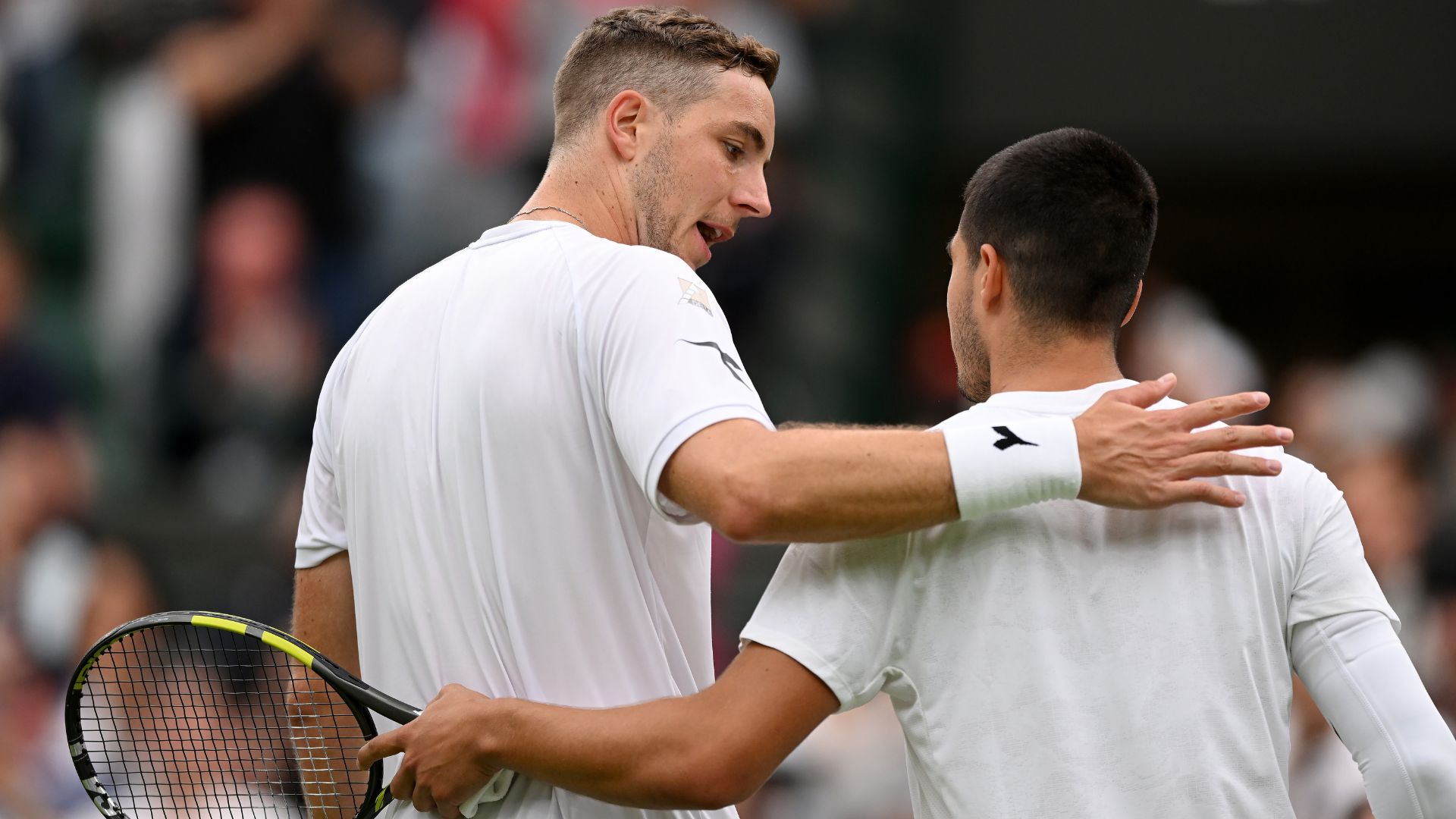 Carlos Alcaraz sofre, mas vence longo duelo na estreia de Wimbledon 