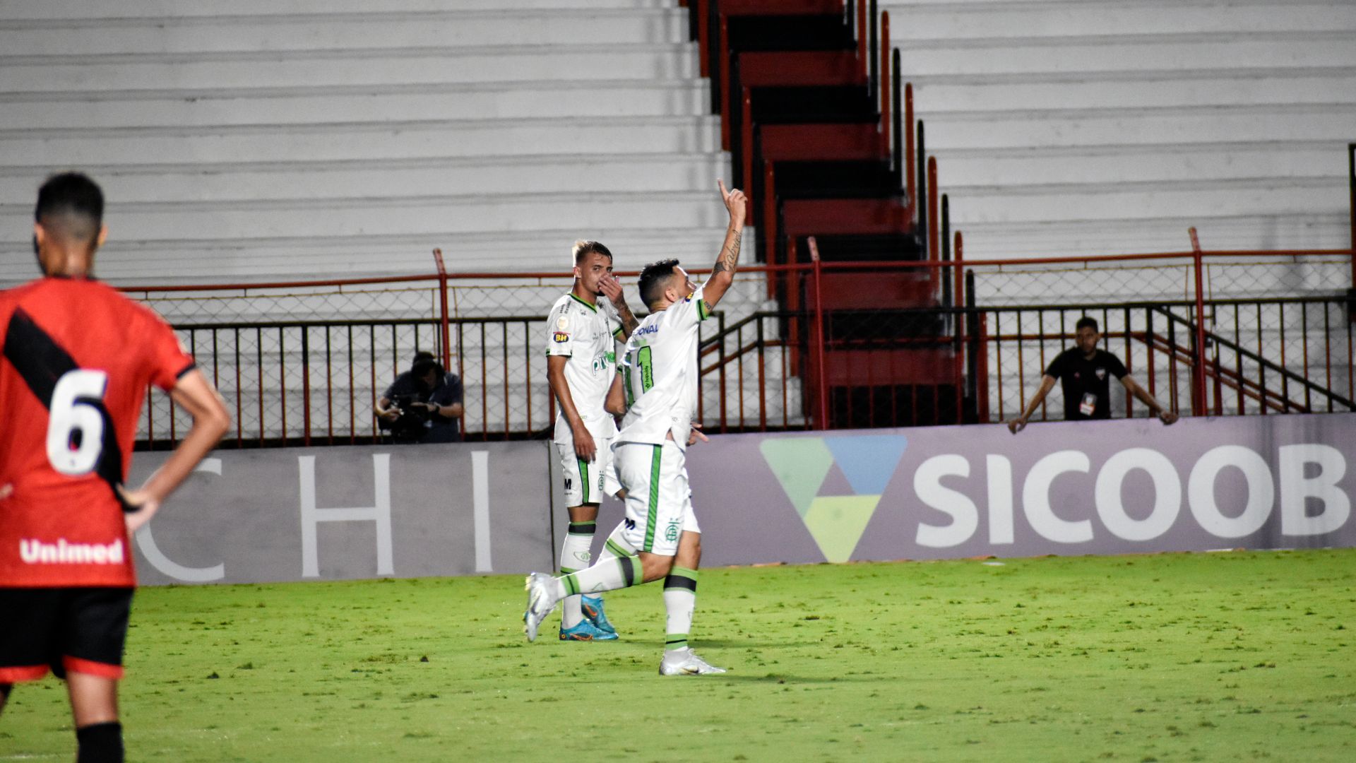 Felipe Azevedo comemora gol contra o Atlético-GO