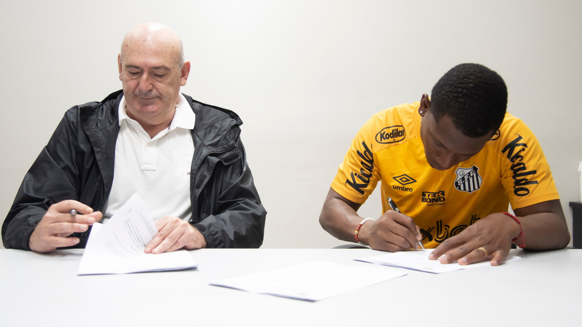 Angulo assina contrato pelo Santos