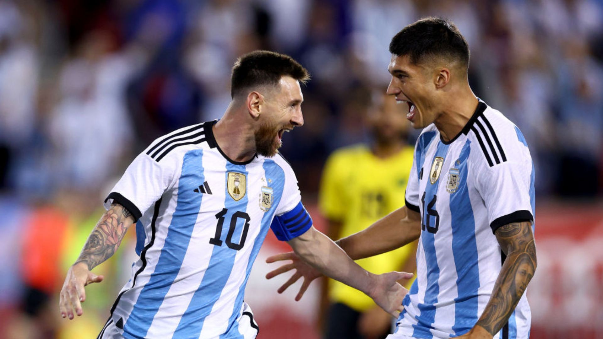 Correa e Messi comemorando em jogo da Argentina (Crédito: Getty Images)