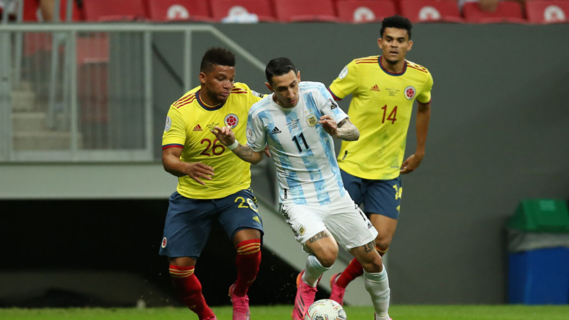 Di María disputa bola no jogo entre Argentina e Colômbia