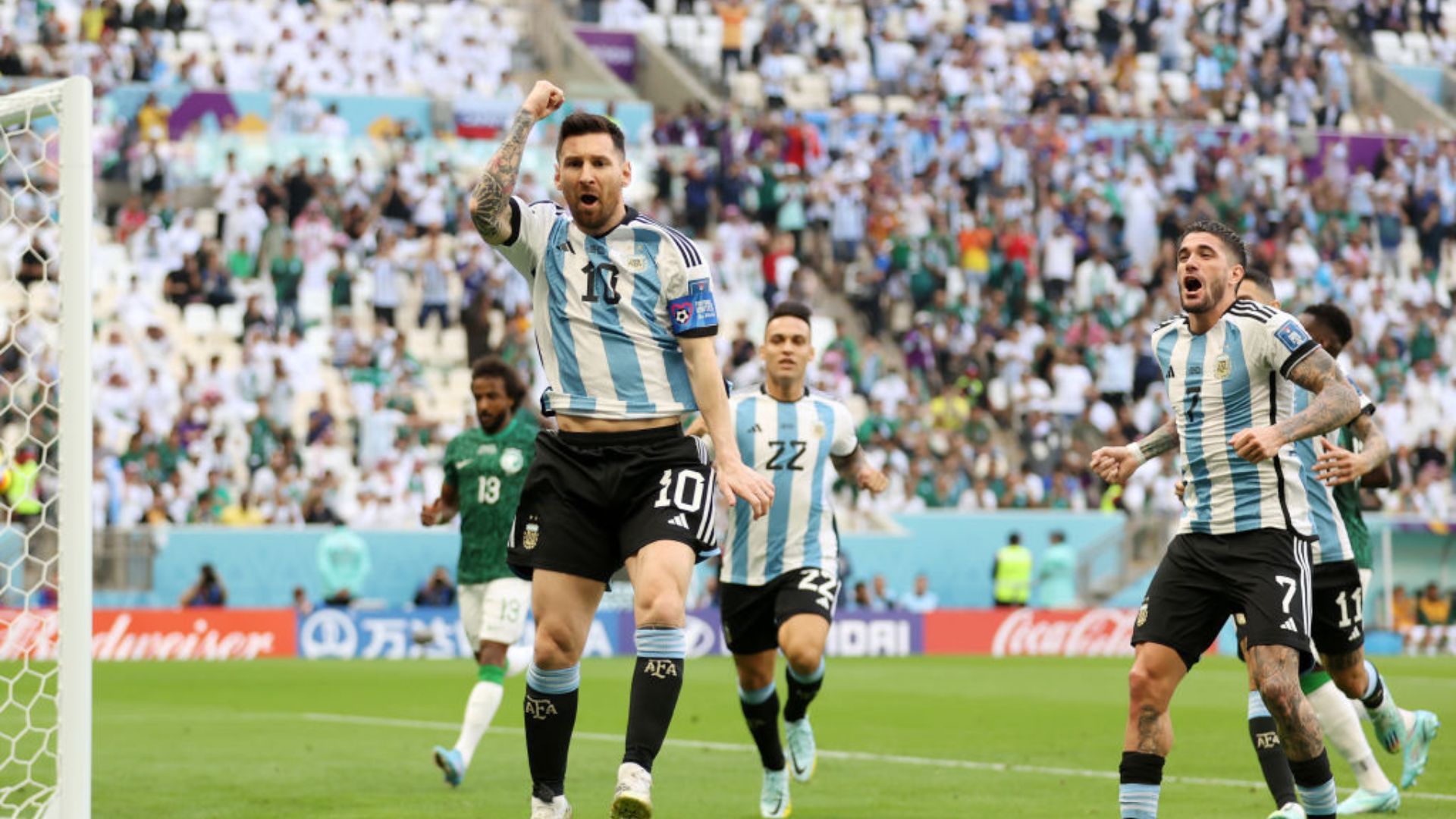 Argentina com Messi sendo aclamando por torcedores