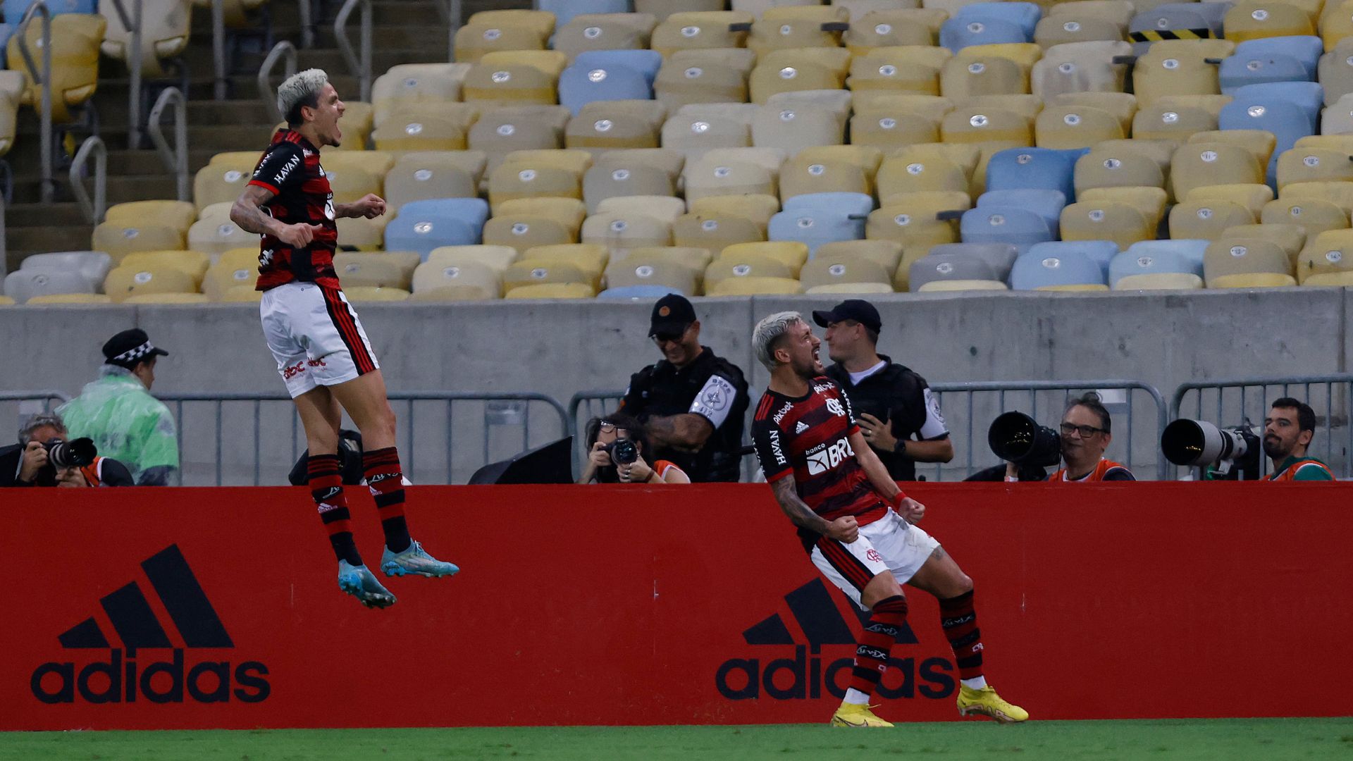Arrascaeta comemora gol pelo Flamengo 