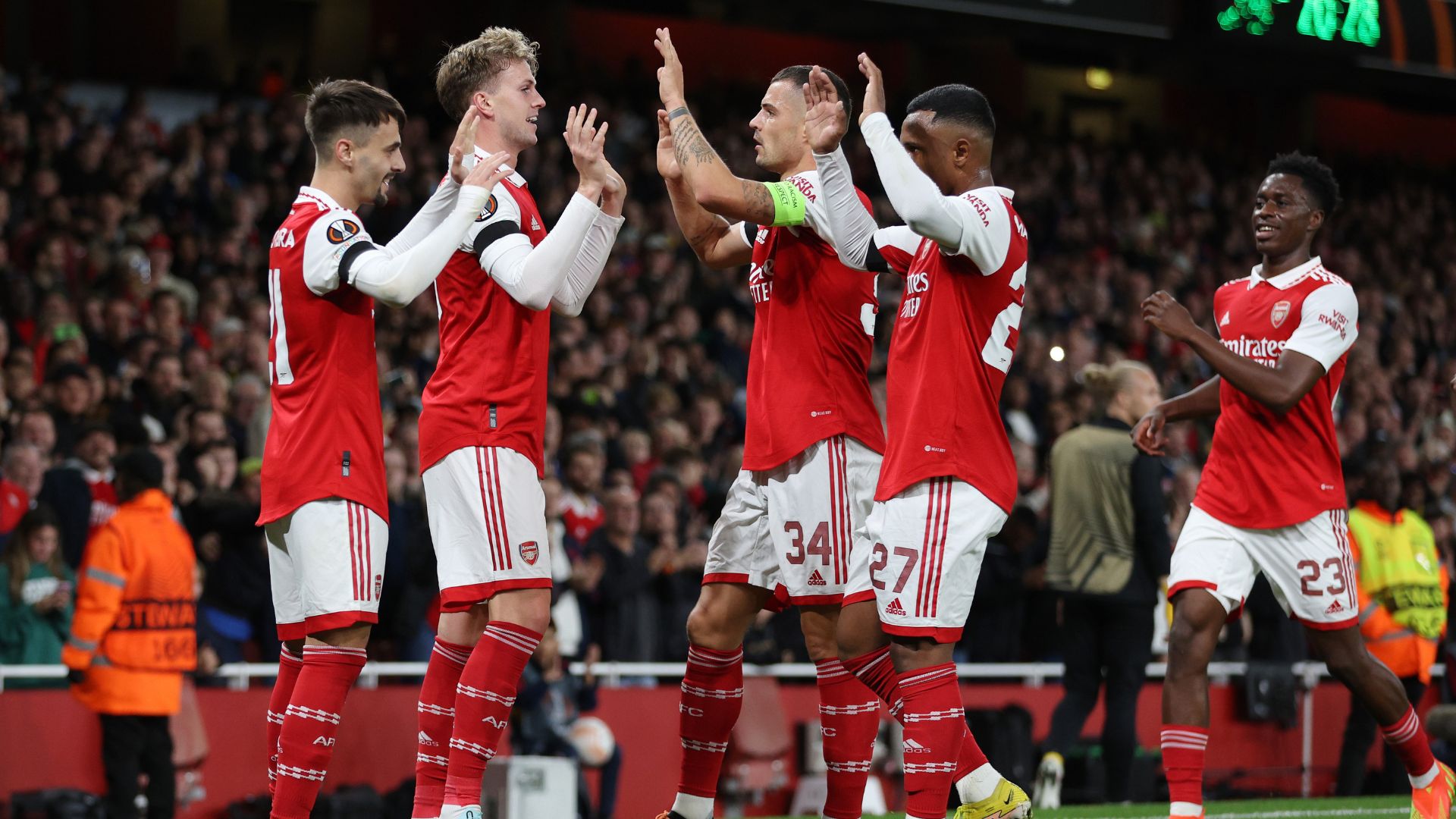 Equipe do Arsenal comemorand vitória na Europa League