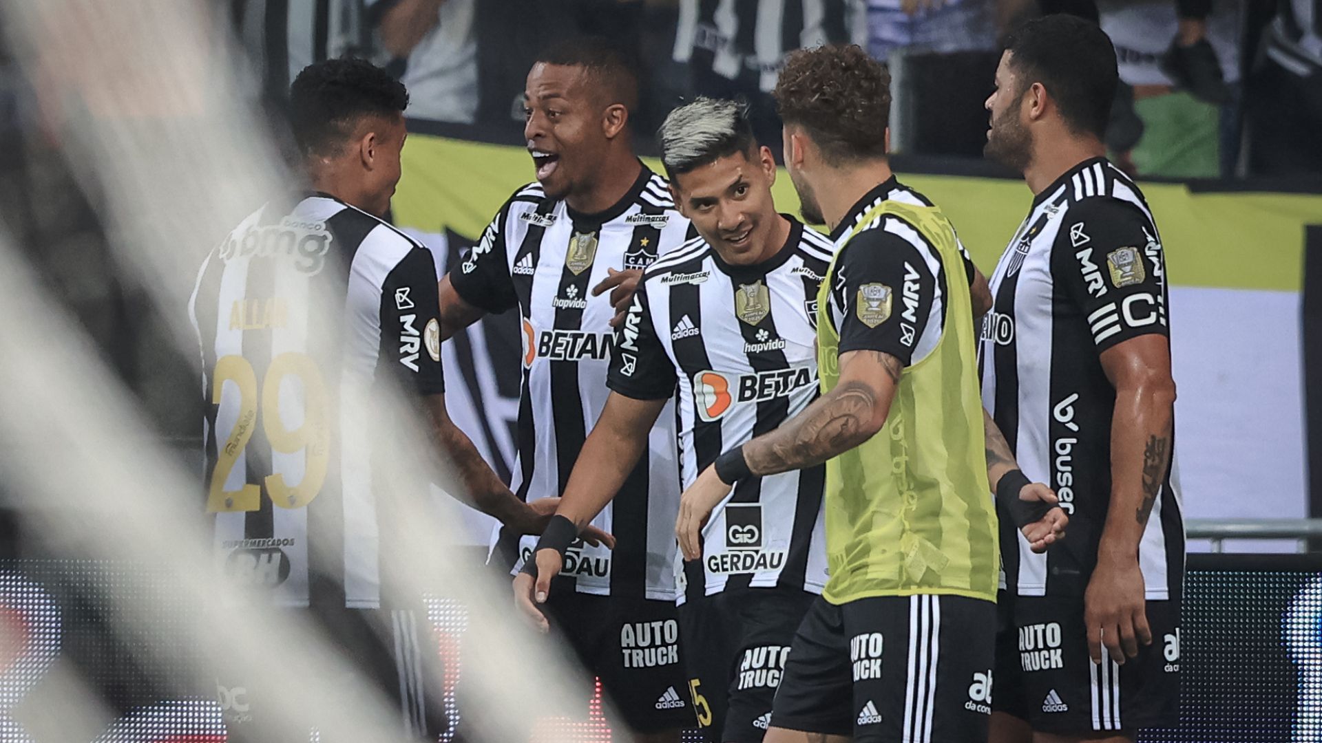 Jogadores do Atlético-MG comemoram gol contra o Corinthians