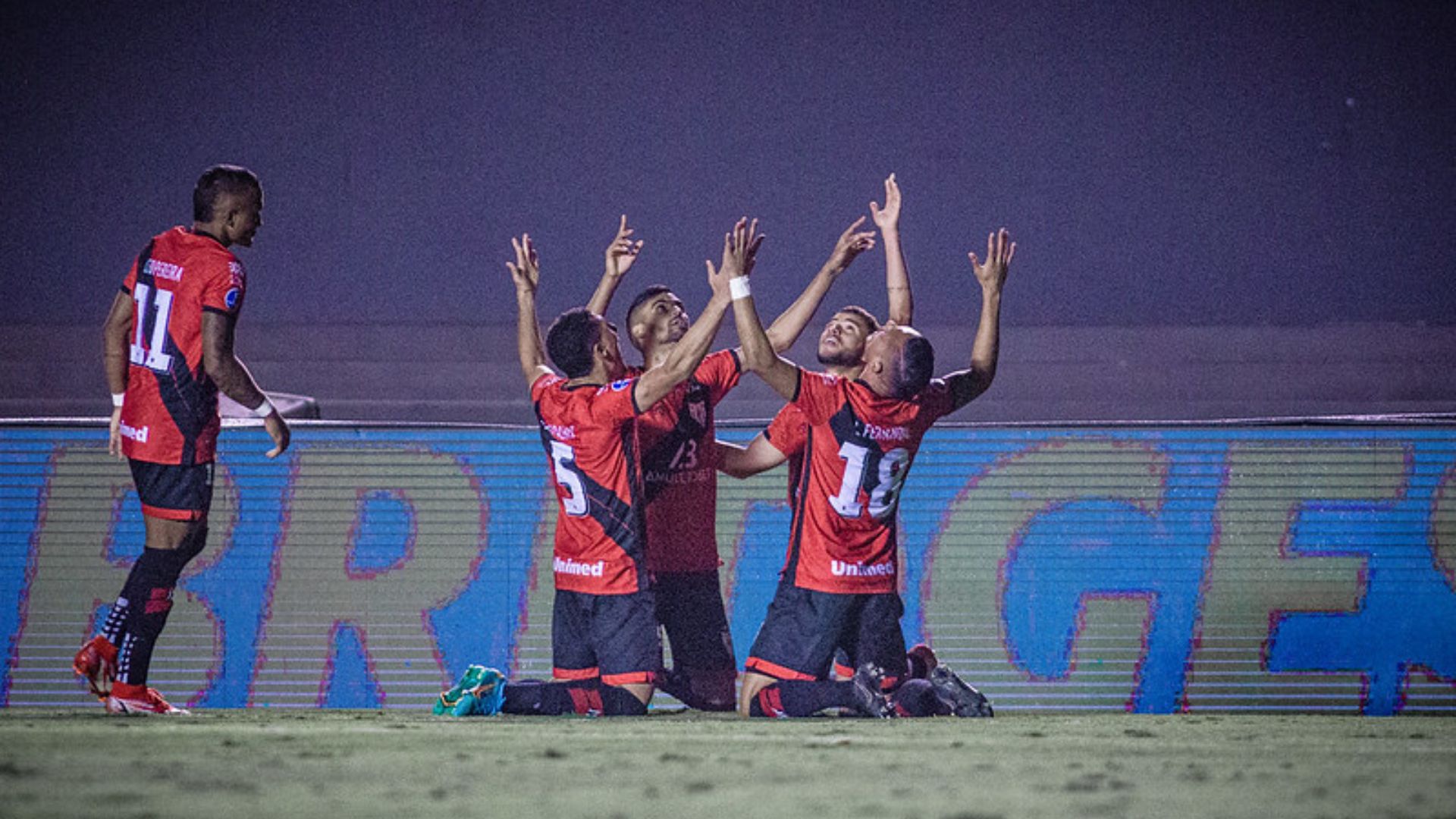 Jogadores do Atlético-GO comemorando o gol na Sul-Americana