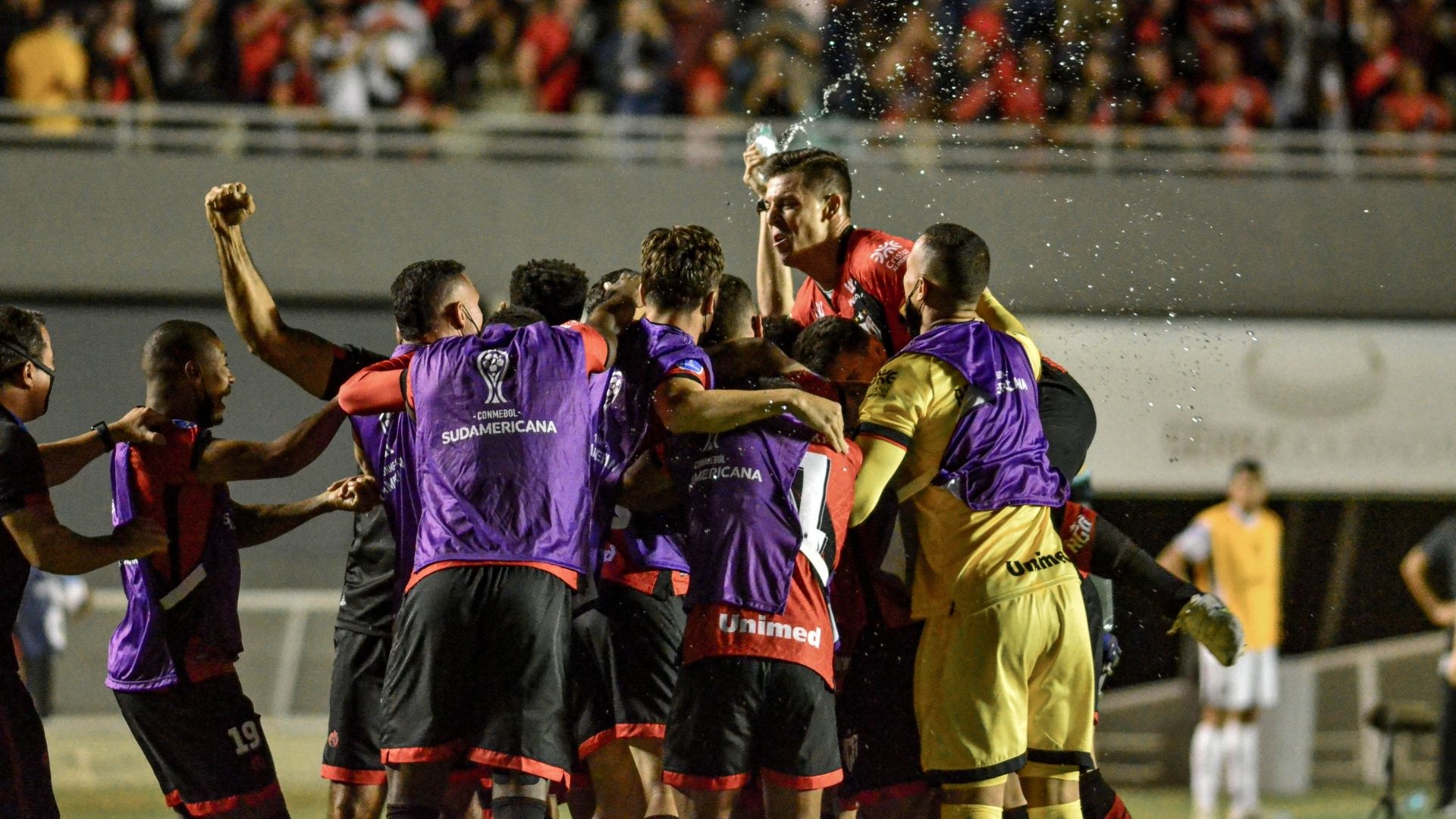 Atlético-GO comemora gol contra o Olimpia no Serra Dourada