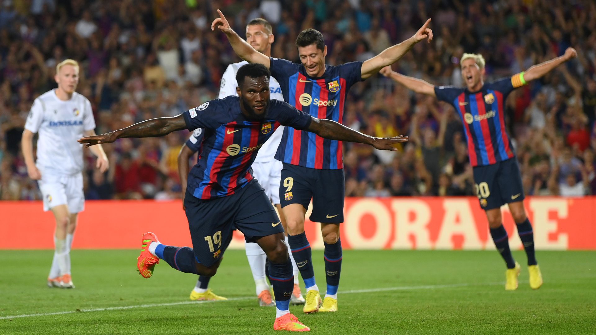 Koundé comemora gol pelo Barcelona