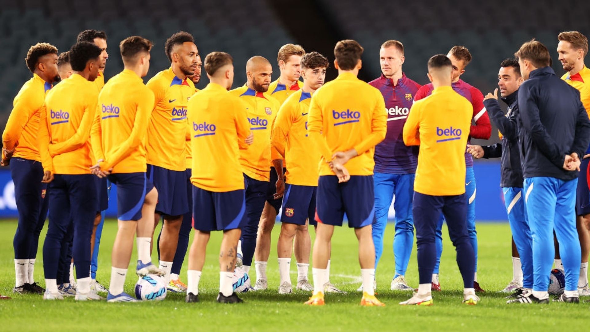 Jogadores do Barcelona reunidos antes do treinamento