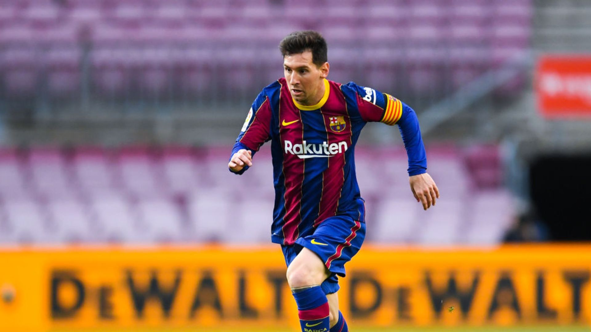 Ex-jogador do Barcelona, Messi correndo em campo
