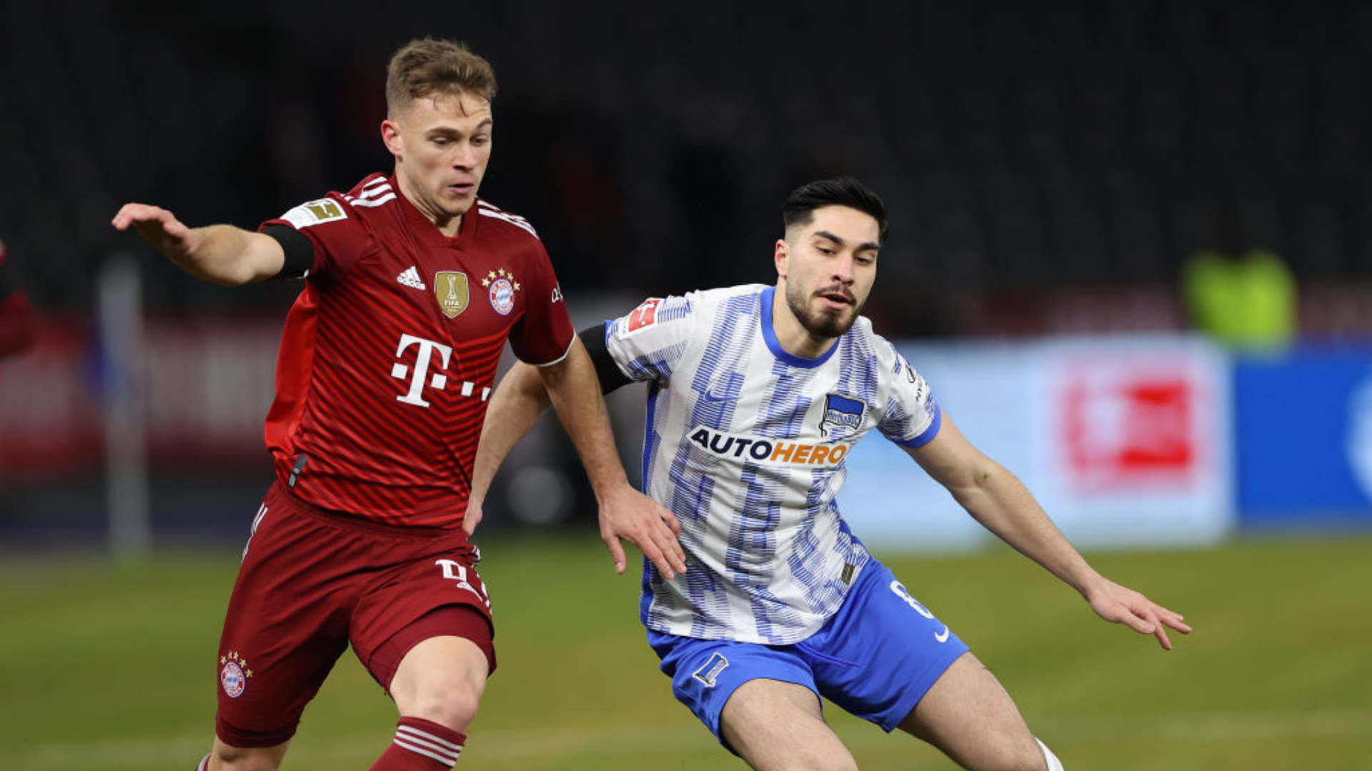 Kimmich disputa a bola no jogo do Bayern de Munique
