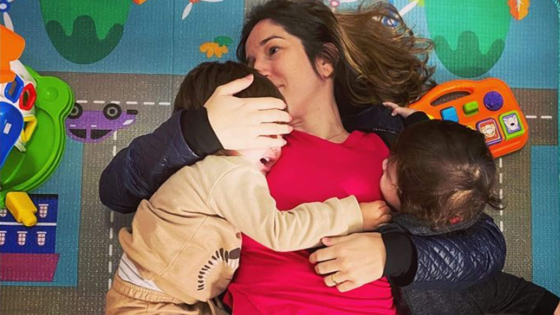 Bia Figueiredo abraçada com os filhos Murillo e Matteo