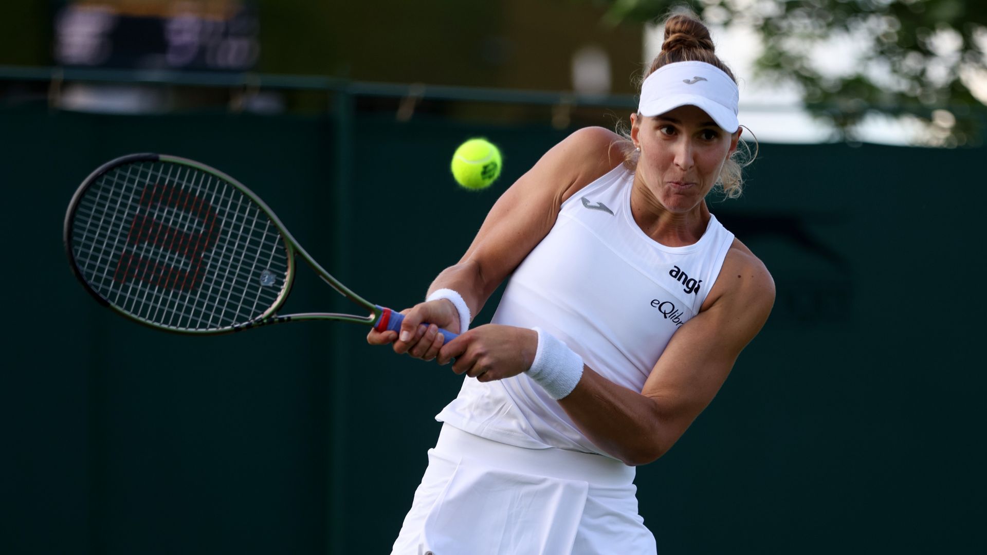 Bia Haddad Maia em ação na quadra de Wimbledon