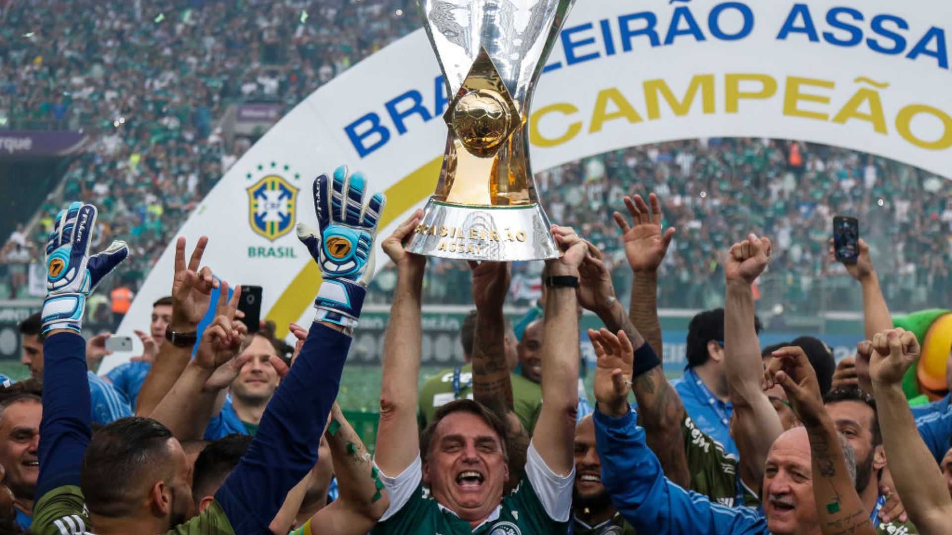 Bolsonaro levantando taça do Palmeiras