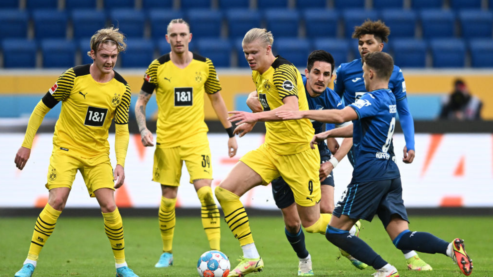 Haaland disputa bola em jogo do Borussia Dortmund