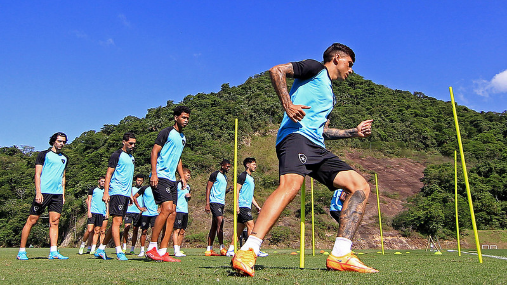 Botafogo com seus jogadores em campo durante o treinamento