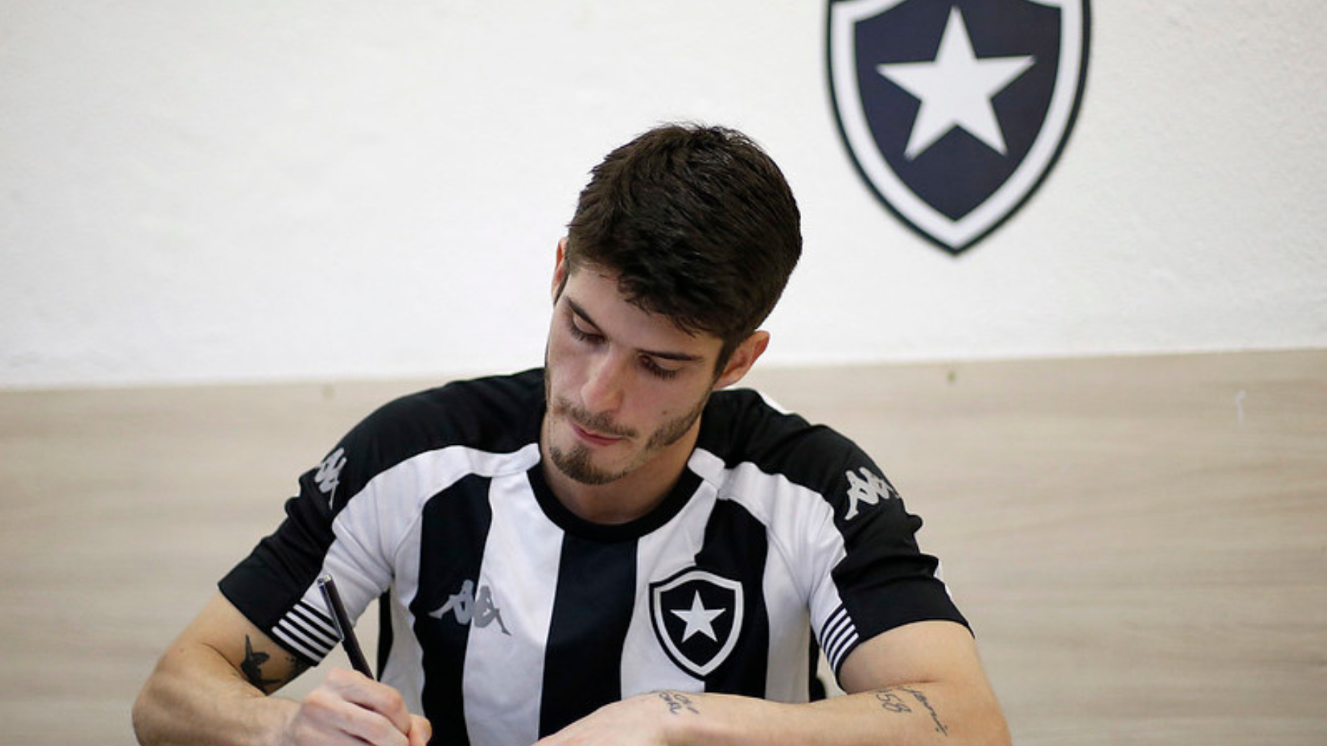 Botafogo confirma a contratação de Lucas Piazon