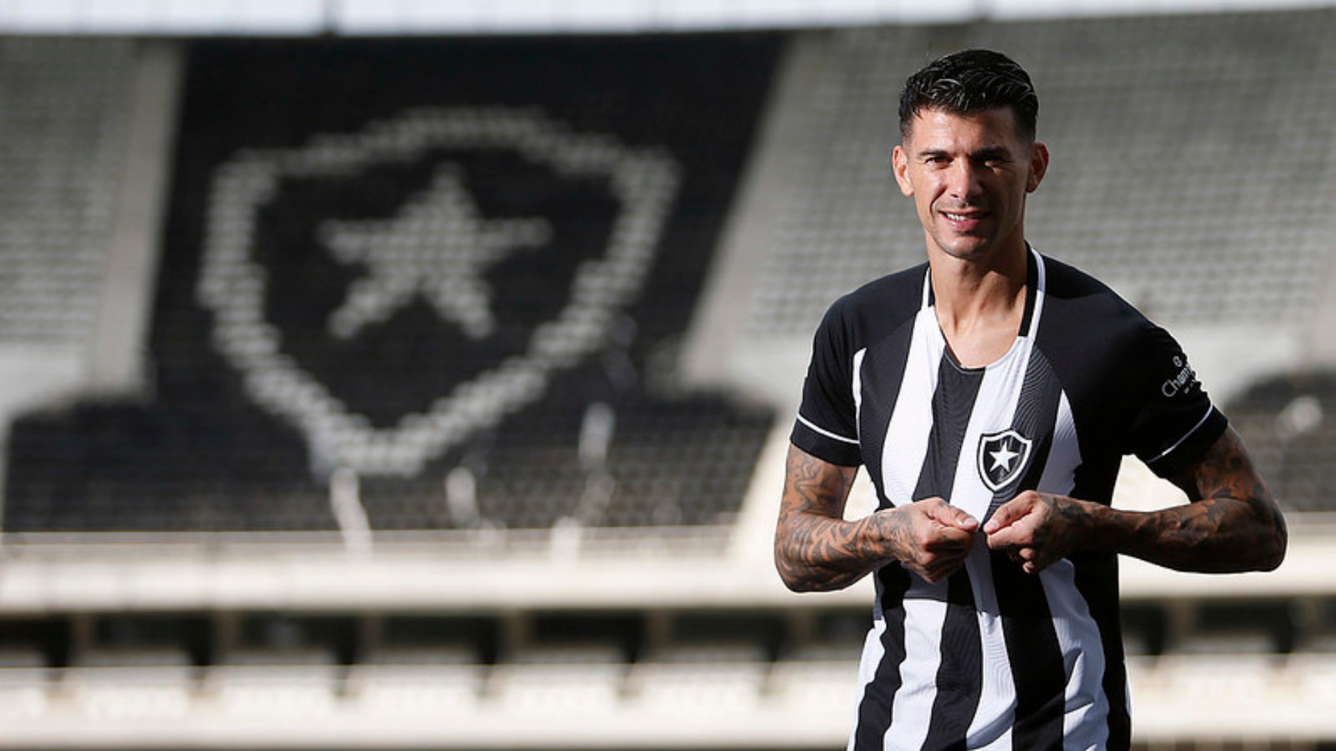 Botafogo anuncia Victor Cuesta