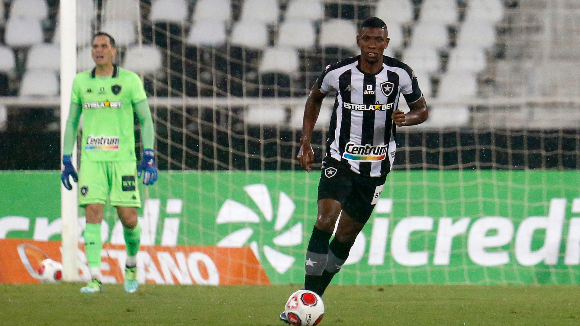 Kanu carrega a bola pelo Botafogo