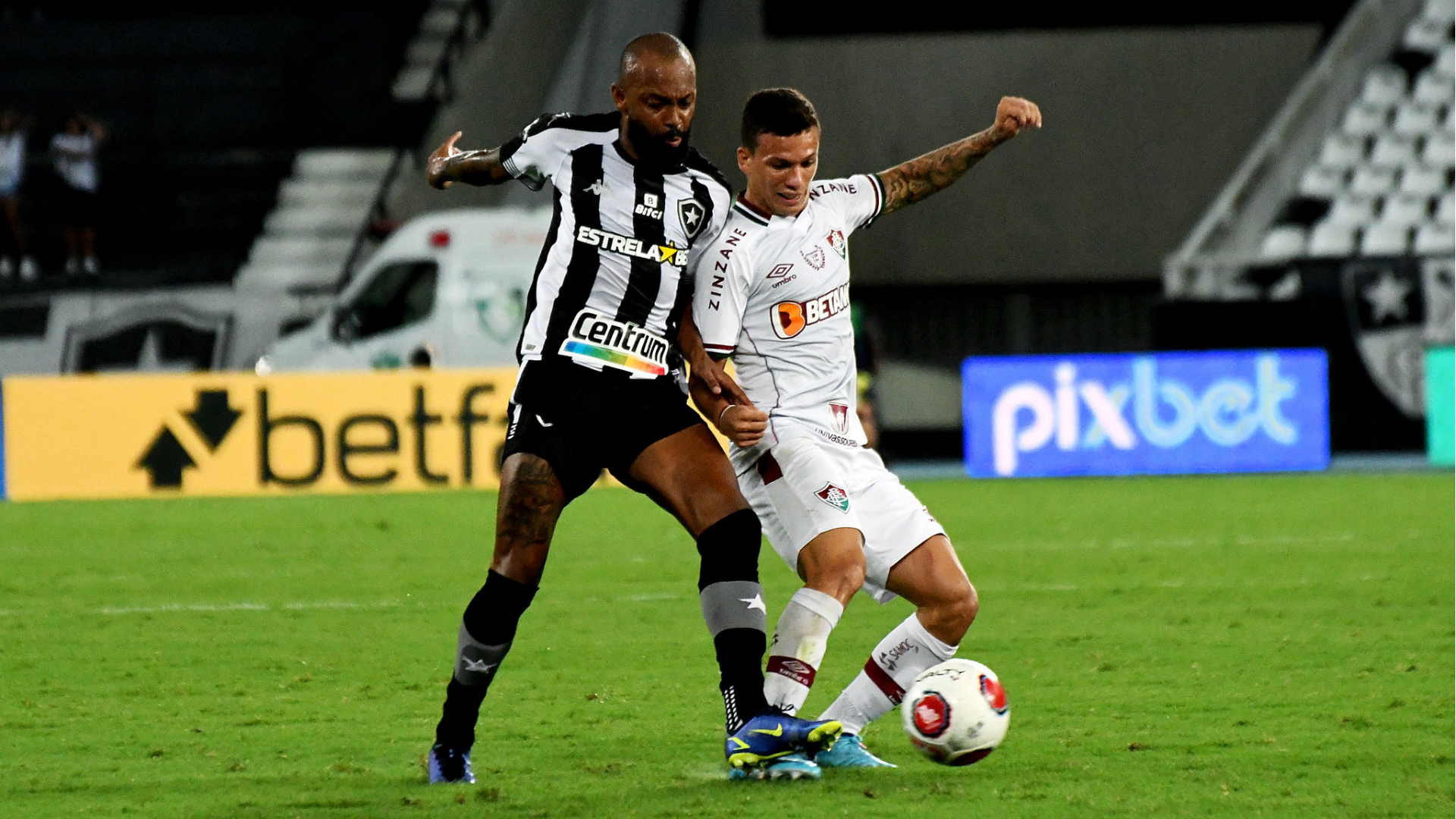 Botafogo e Fluminense disputando jogada