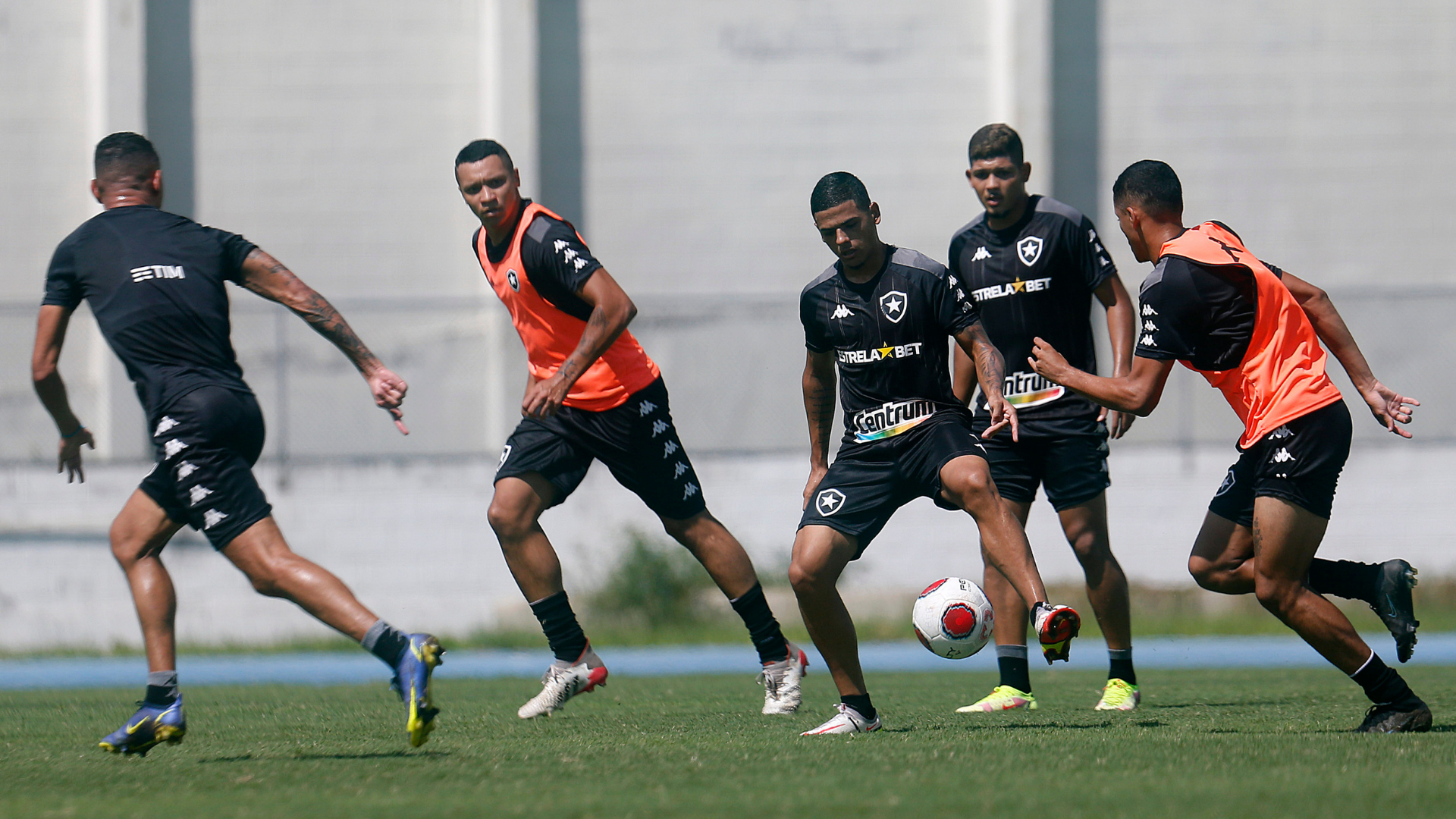 Botafogo treina para enfrentar o Nova Iguaçu