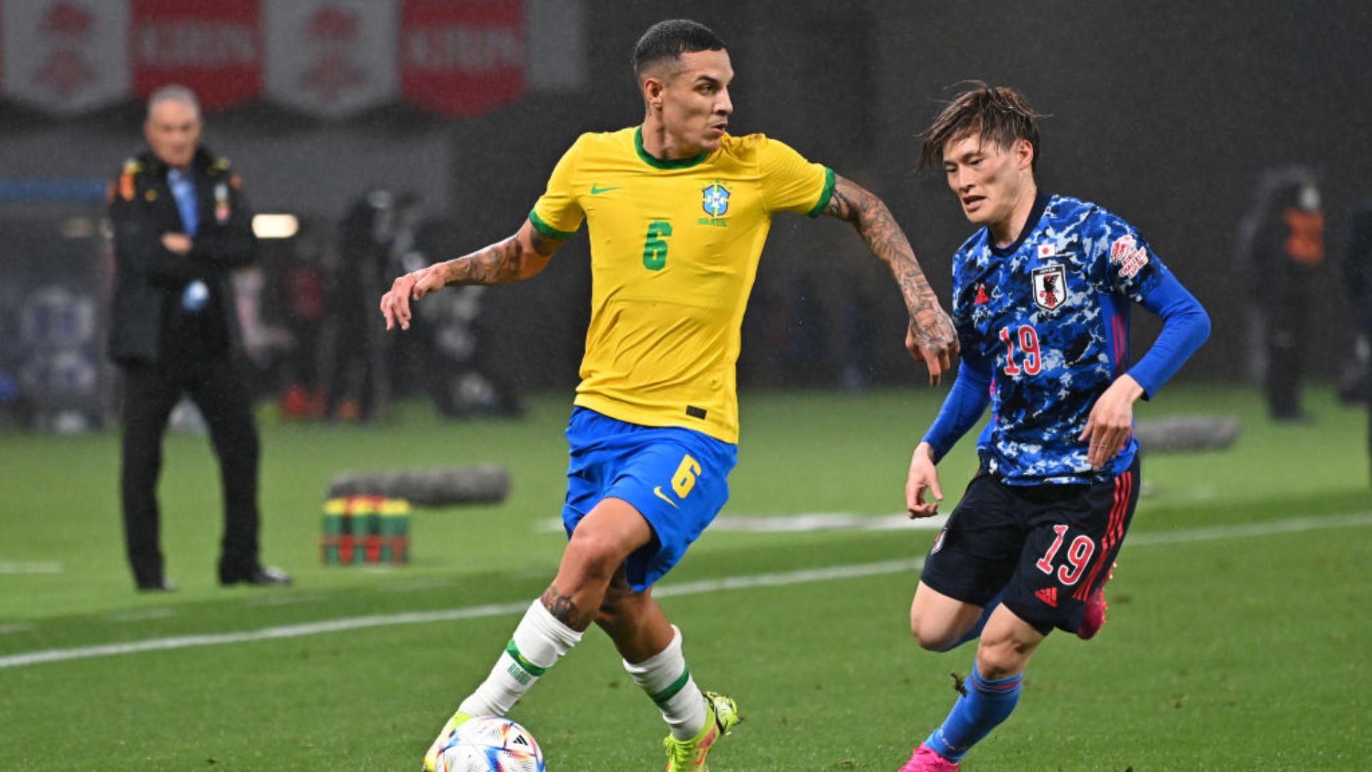 Jogadores de Brasil e Japão em campo pelo amistoso