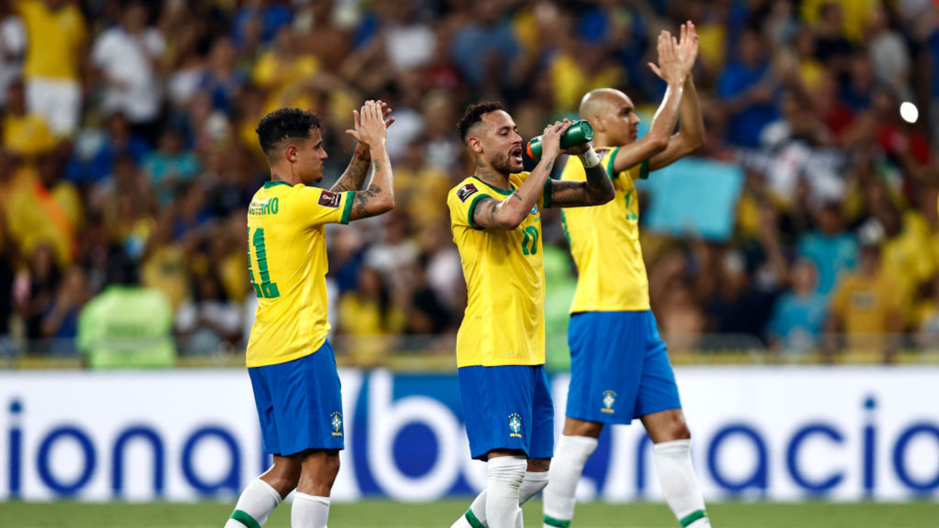 Brasil batendo palma para os torcedores depois do término da partida