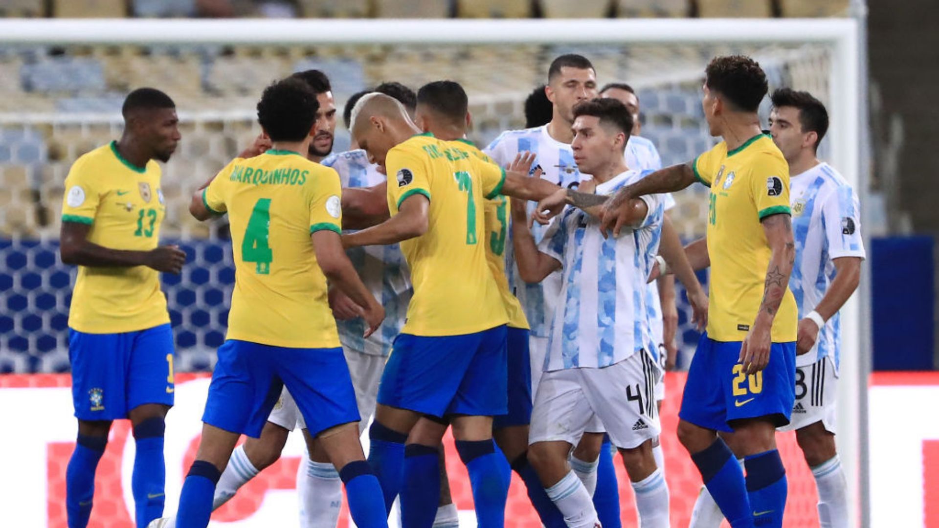 Brasil x Argentina em campo na partida entre as equipes pelas Eliminatórias