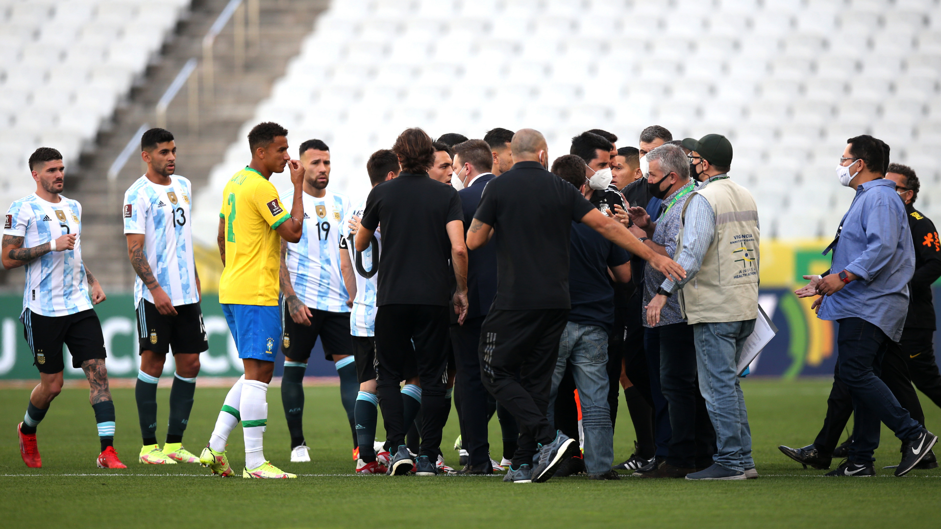 Brasil x Argentina em campo na partida que foi suspensa nas Eliminatórias