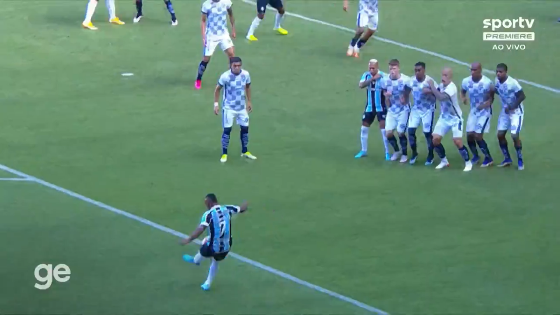 Campaz marcou belo gol de falta para o Grêmio 