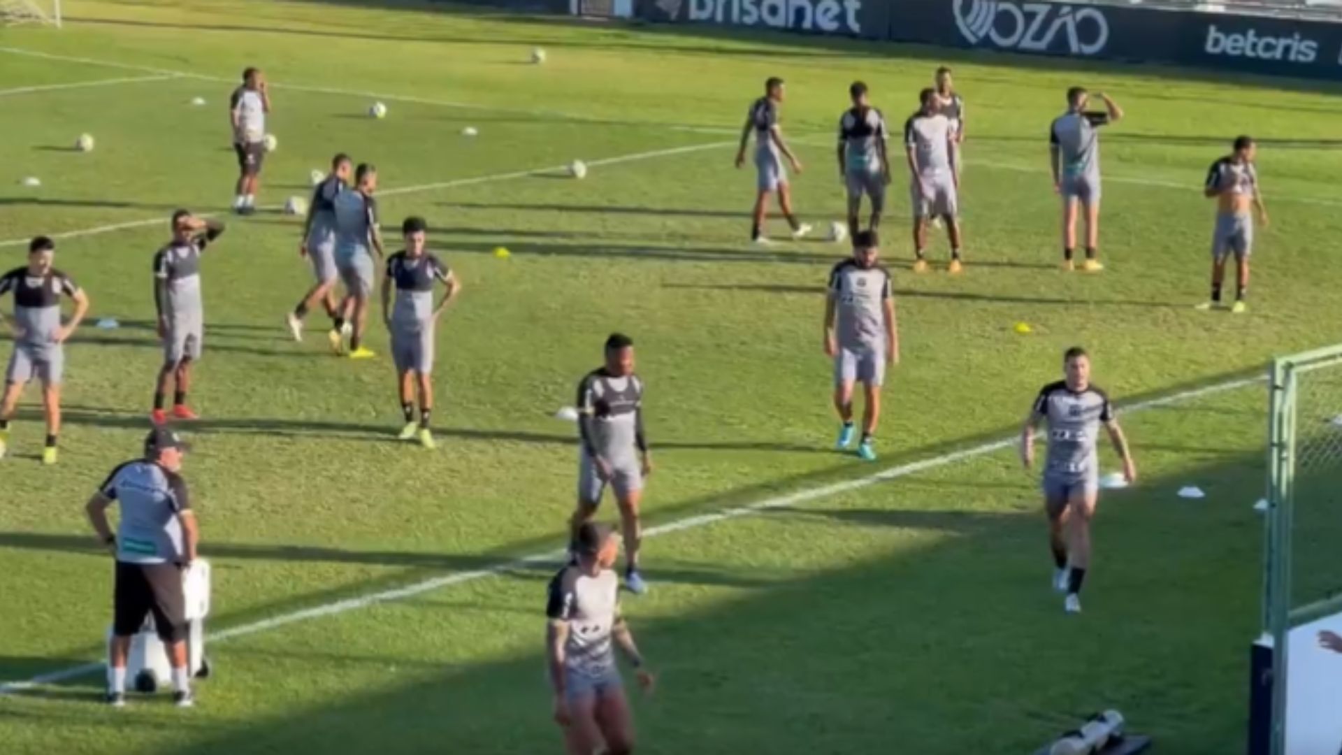 Jogadores do Ceará tiveram o treino interrompido após rojão ser jogado no estacionamento