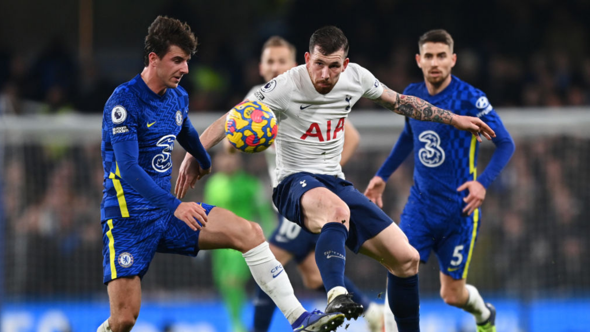Jogadores disputam a bola no jogo entre Chelsea e Tottenham