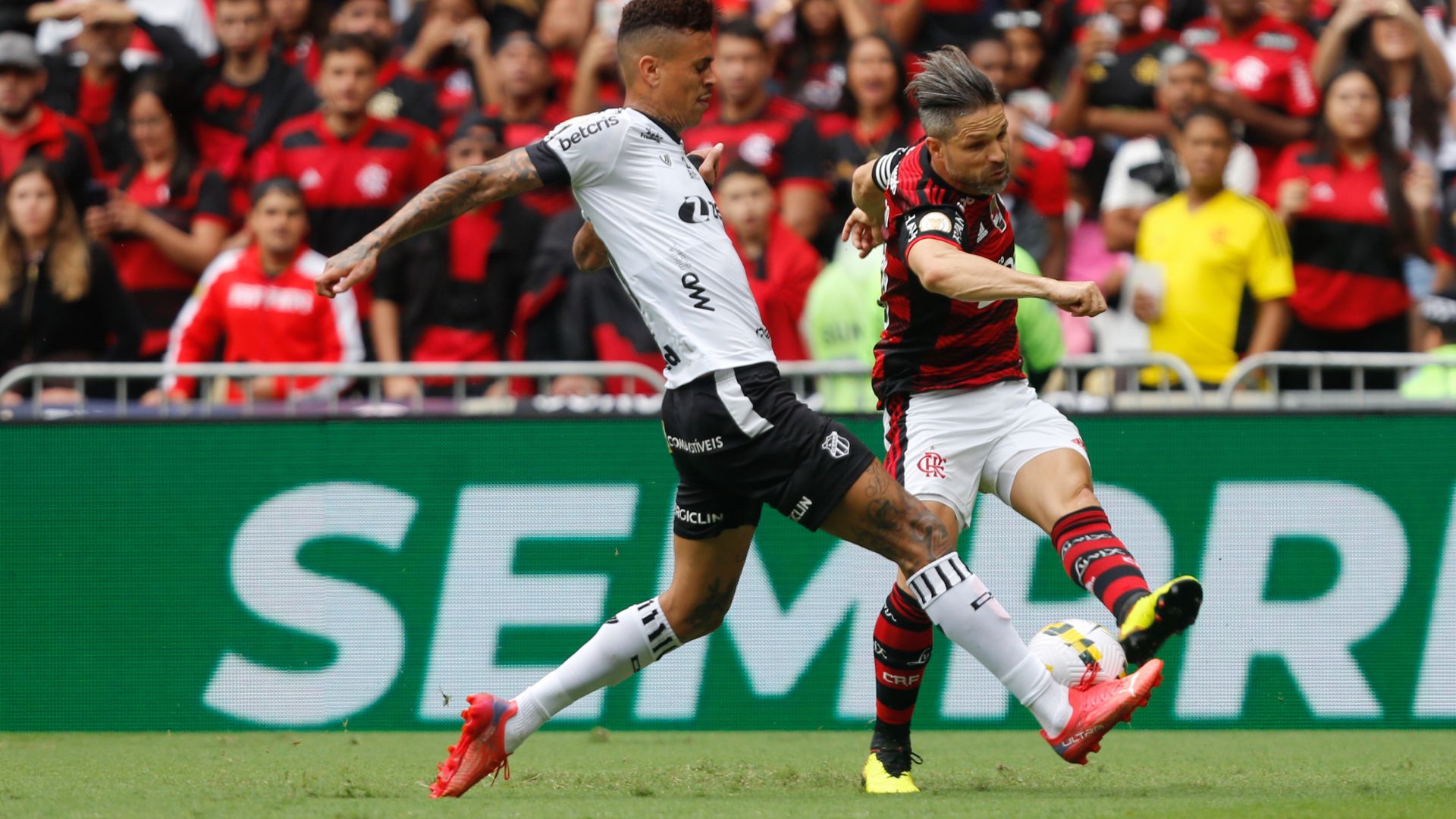 Flamengo e Ceará em campo pelo Brasileirão