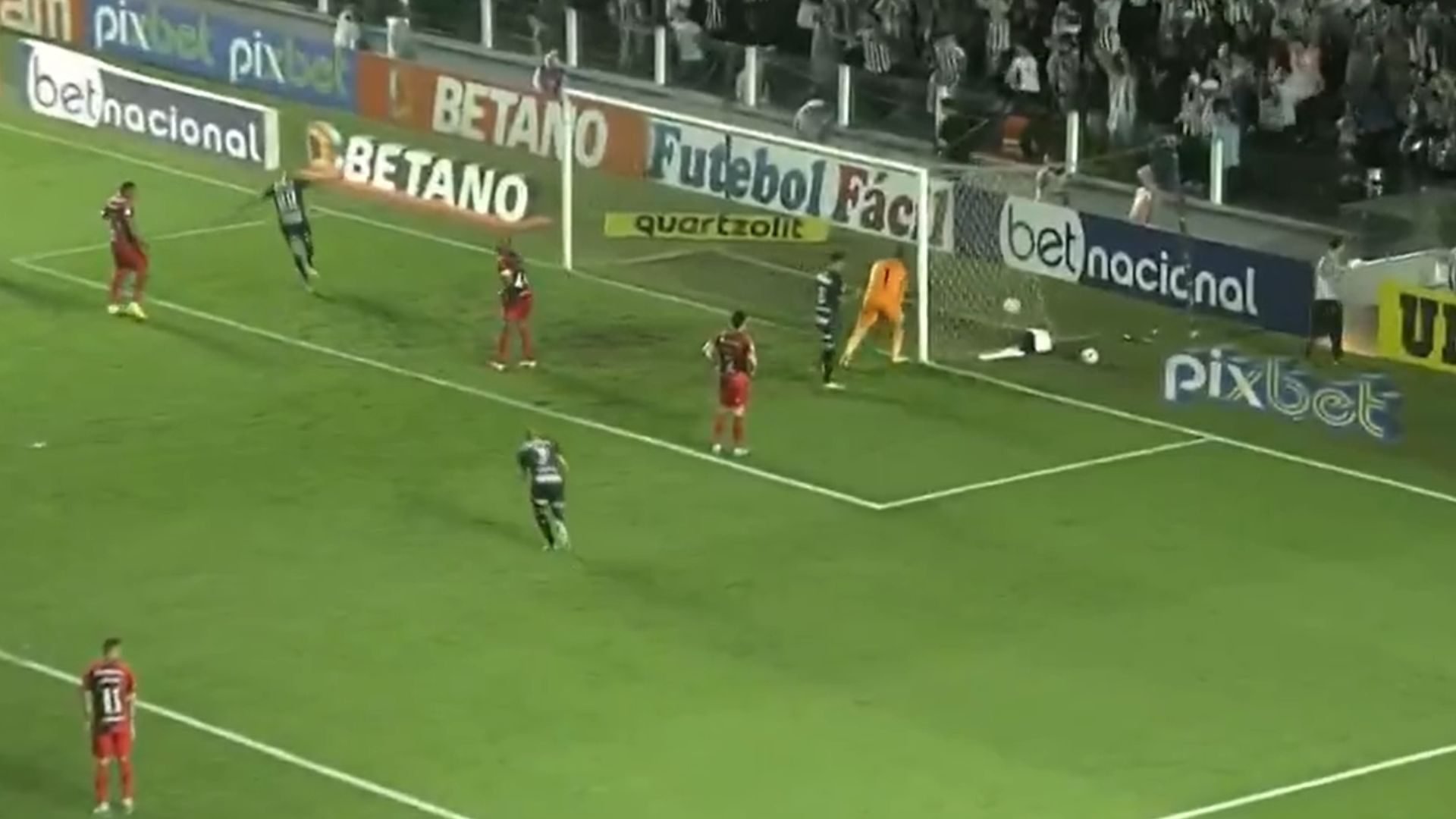 Santos marca gol com Luan