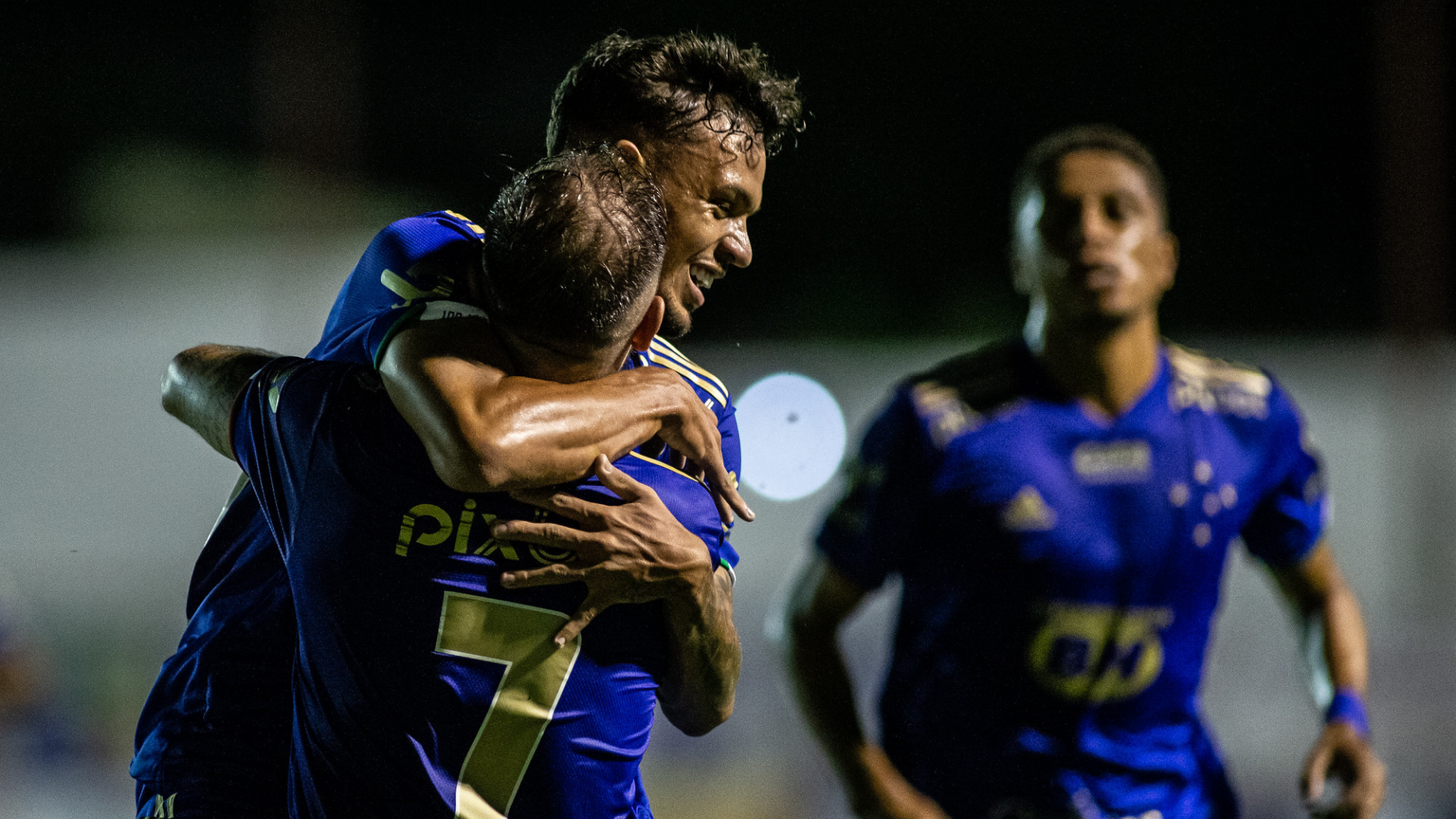 Jogadores do Cruzeiro vibram com gol