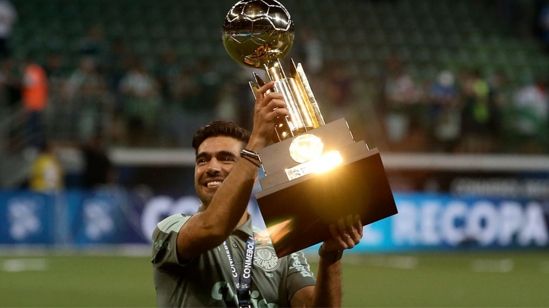 Abel Ferreira, treinador do Palmeiras comemorando o título da Recopa sobre Alberto Valentim 