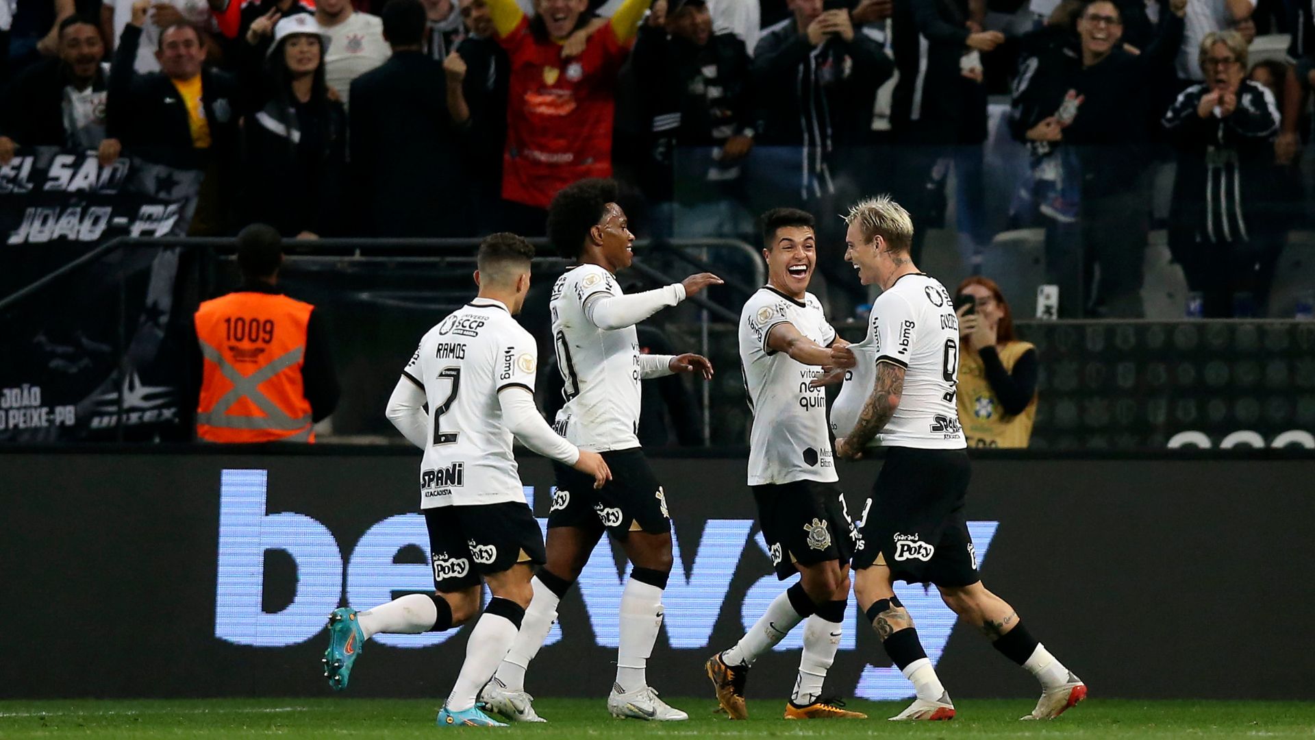 Corinthians amplia sequência invicta em casa