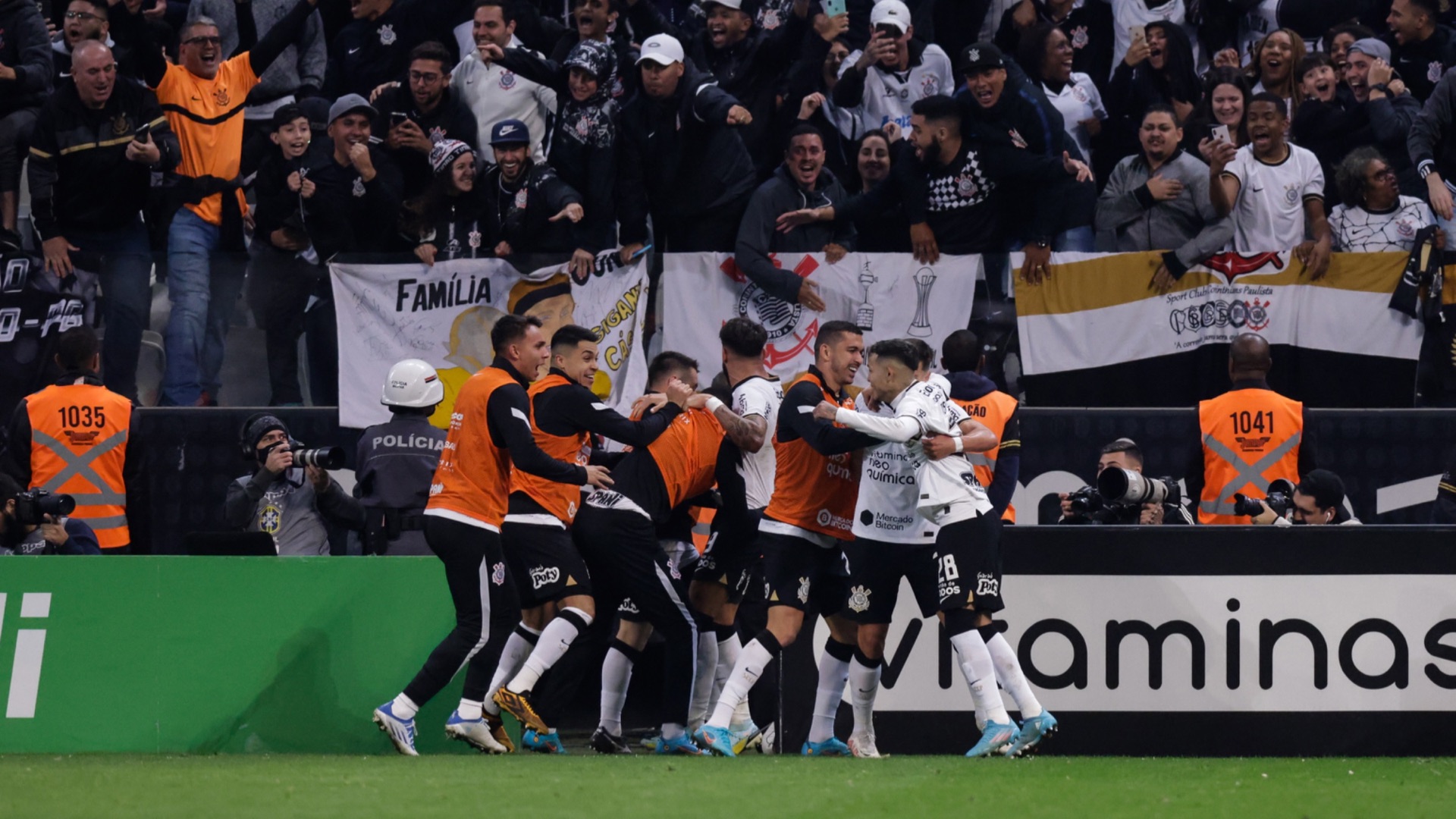 Corinthians comemora classificação para a final da Copa do Brasil