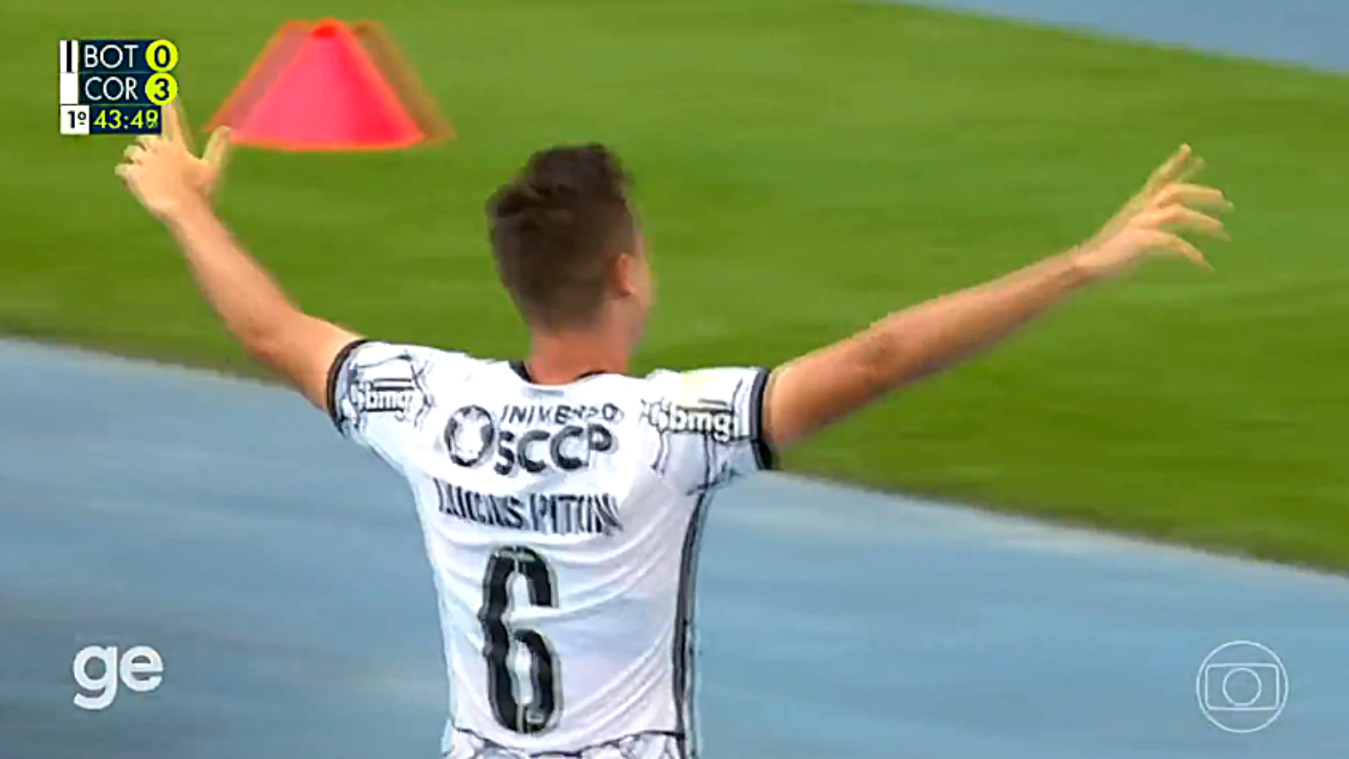 Corinthians comemorando com Lucas Piton o terceiro gol diante do Botafogo
