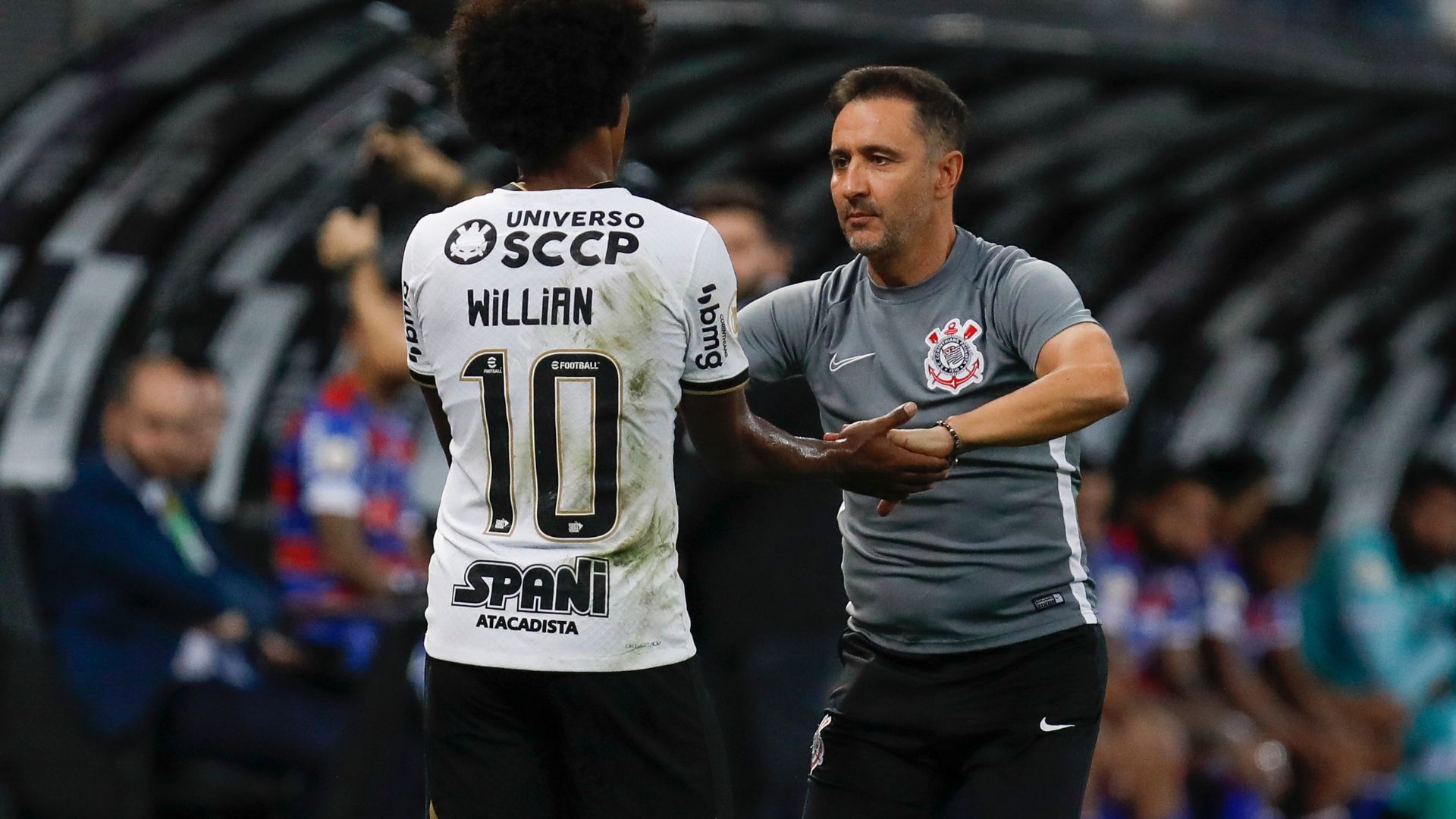 Willian com o técnico do Corinthians Vítor Pereira