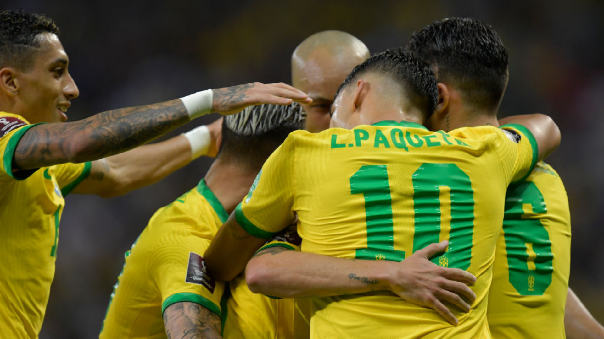Jogadores da Seleção Brasileira abraçando Coutinho depois do gol